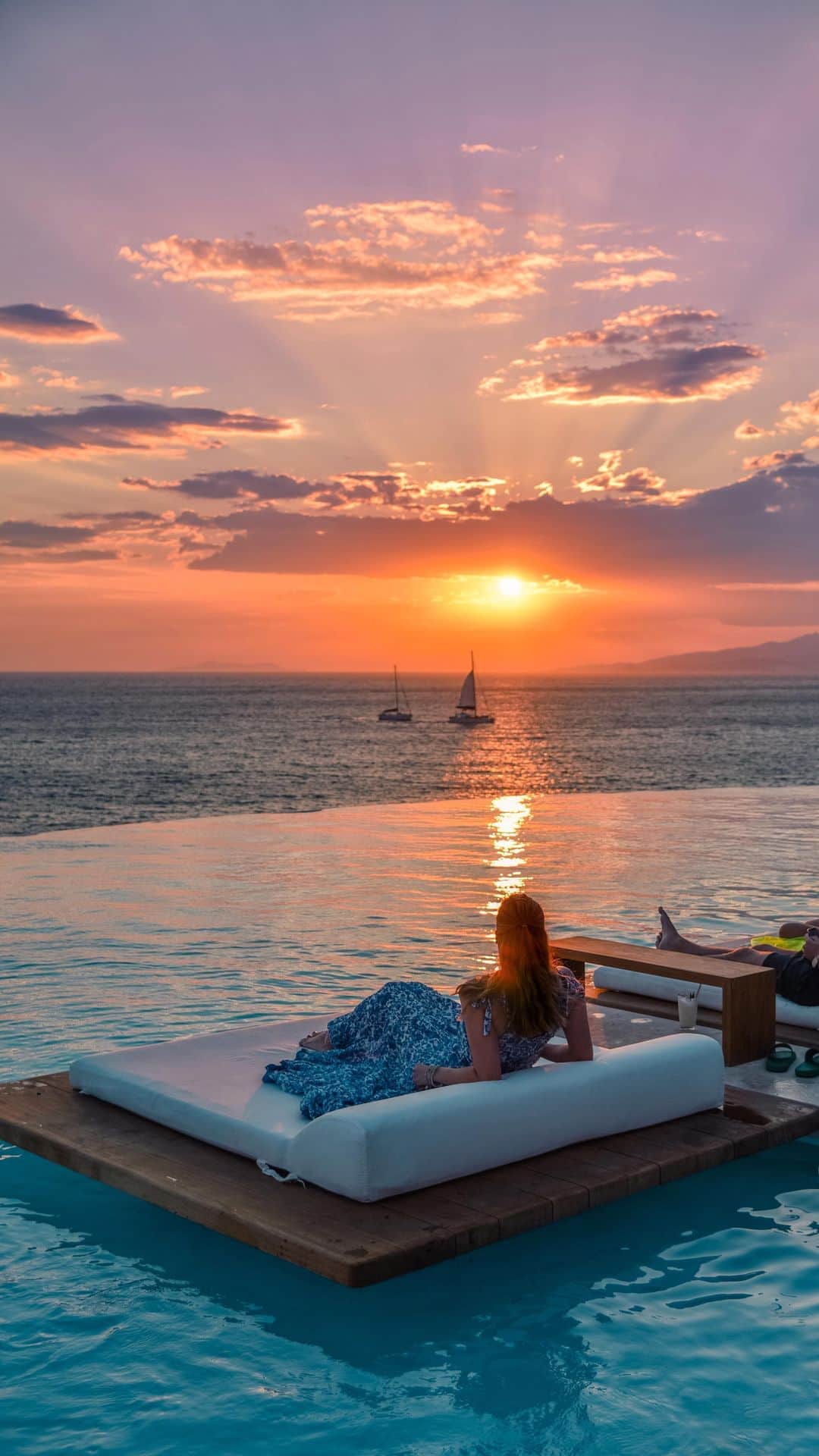 Izkizのインスタグラム：「Enjoying the sunset at @cavotagoomykonos in Mykonos 🌤 #travel #greece #mykonos #reels」