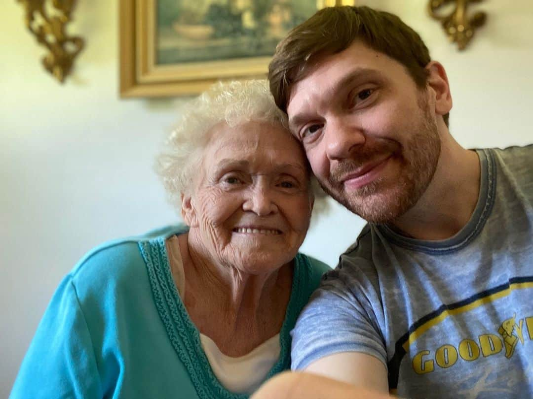 Shinedownさんのインスタグラム写真 - (ShinedownInstagram)「... @thebrentsmith Smile world... #granny #smile #laugh #live #love #focus #getafterit #getup」9月7日 3時15分 - shinedown