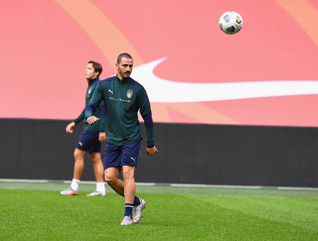 レオナルド・ボヌッチさんのインスタグラム写真 - (レオナルド・ボヌッチInstagram)「Rifinitura in campo 👊🏻 #LB19 #VivoAzzurro」9月7日 3時17分 - bonuccileo19