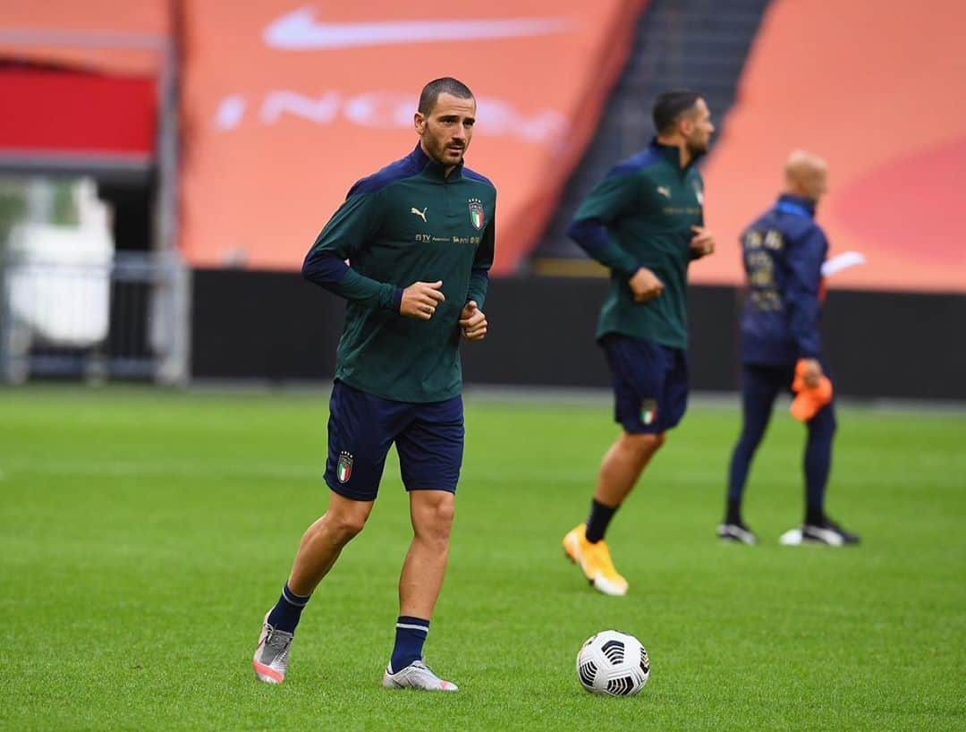 レオナルド・ボヌッチさんのインスタグラム写真 - (レオナルド・ボヌッチInstagram)「Rifinitura in campo 👊🏻 #LB19 #VivoAzzurro」9月7日 3時17分 - bonuccileo19