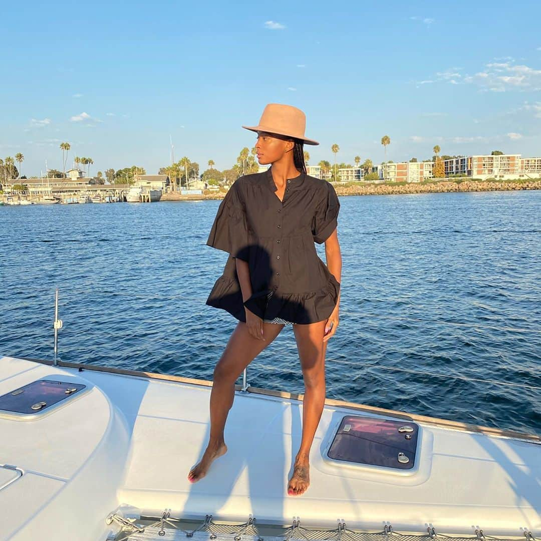 ダリラ・ムハマドのインスタグラム：「Just casually checking out the view 😏🌊🛥🌞」