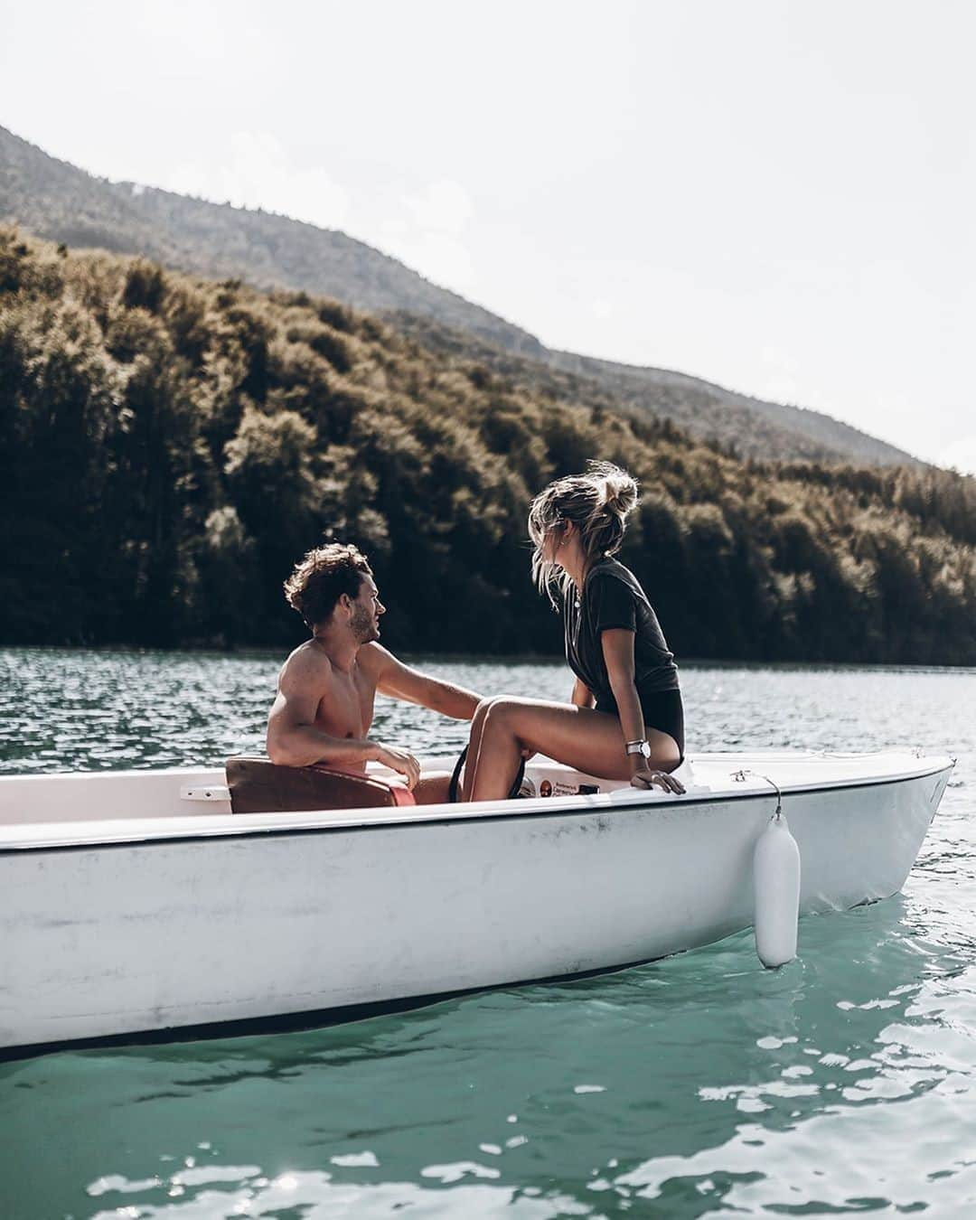 Kapten & Sonさんのインスタグラム写真 - (Kapten & SonInstagram)「'All the greatest adventures start with a boat trip.' ⛵ @mikutas wearing our watch Chrono Silver "Mesh". 💚 #bekapten #kaptenandson #watch⁠ .⁠ .⁠ .⁠ #love #couple #boattrip #vacation #summer #inspiration #sea #salzkammergut」9月7日 3時30分 - kaptenandson