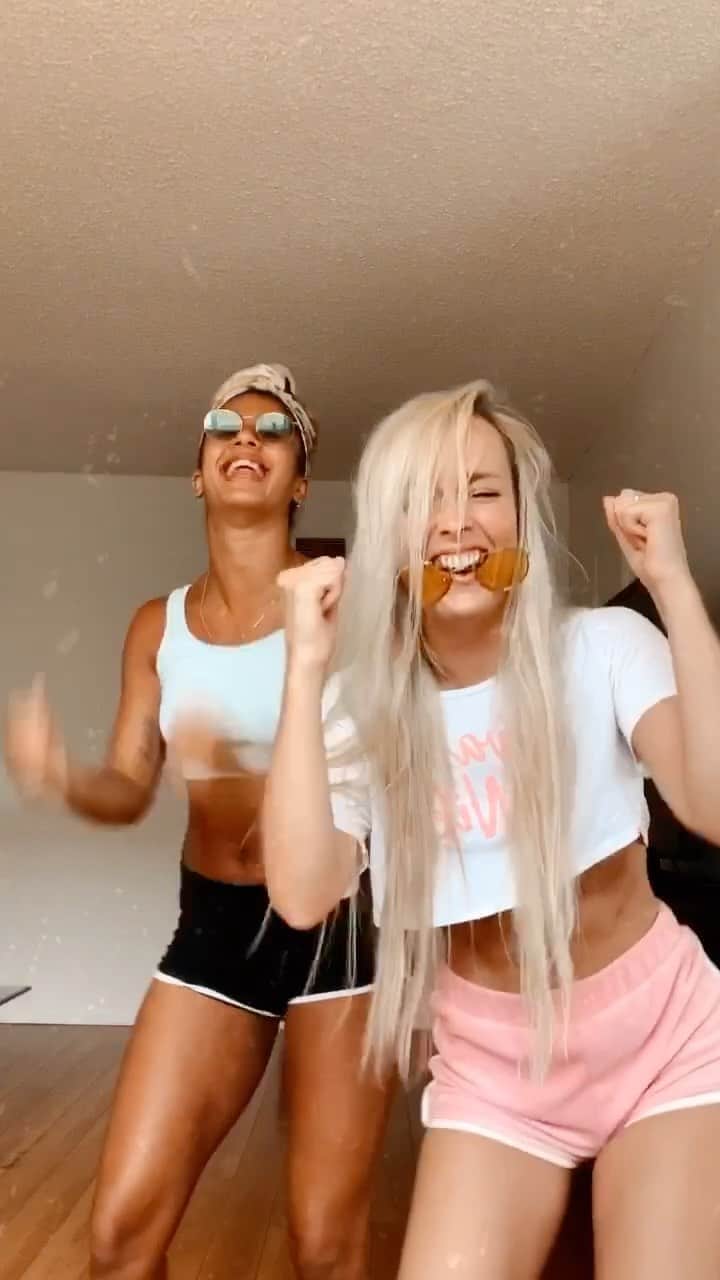 Nika Kljunのインスタグラム：「Give me 20 complicated eight counts and I’ll nail it but thiiiissss.... 🤣😆🤣😆🤣 ... y’all, we tried million times but sorry, I have to disappoint you guys today. 🕶🤷🏼‍♀️🤣 #reelsinstagram #godhelpme #nikaaaaaa #myfriendgotmad @morgschoice  #dancersofinstagram #nikakljun #morganchice #dancelovers #funnyvideosdaily #sistersquad」