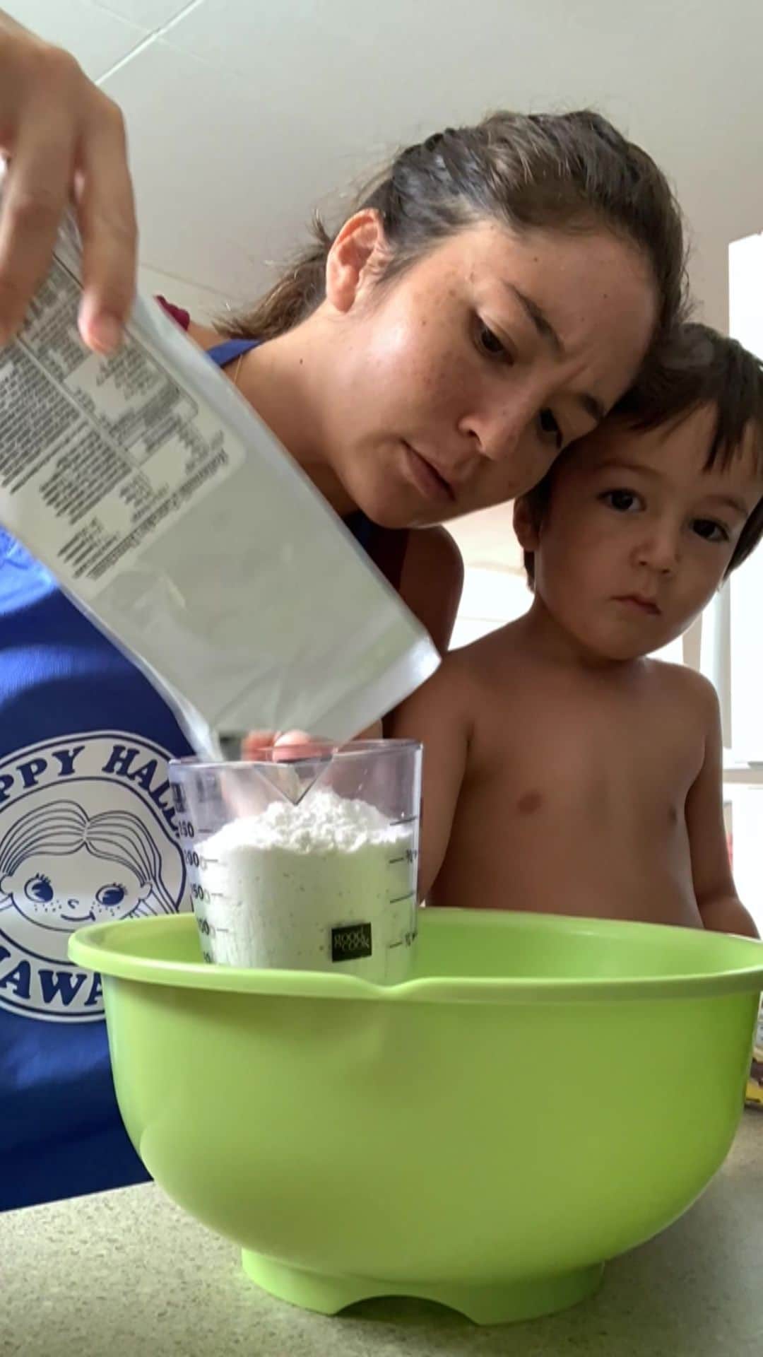 アリッサ ウーテンのインスタグラム：「It’s Sunday morning and rain is falling ... well it did last night so we decided to have a mellow morning at home and make @happyhaleiwa Butter Milk Pancakes and added some dark chocolate chips!  Noa had so much fun helping me and of course eating them!  Super easy and delicious!  Use shopping code ALYSSA15 at check out for 15% off regularly priced items! My apron also helped me stay clean ✨」