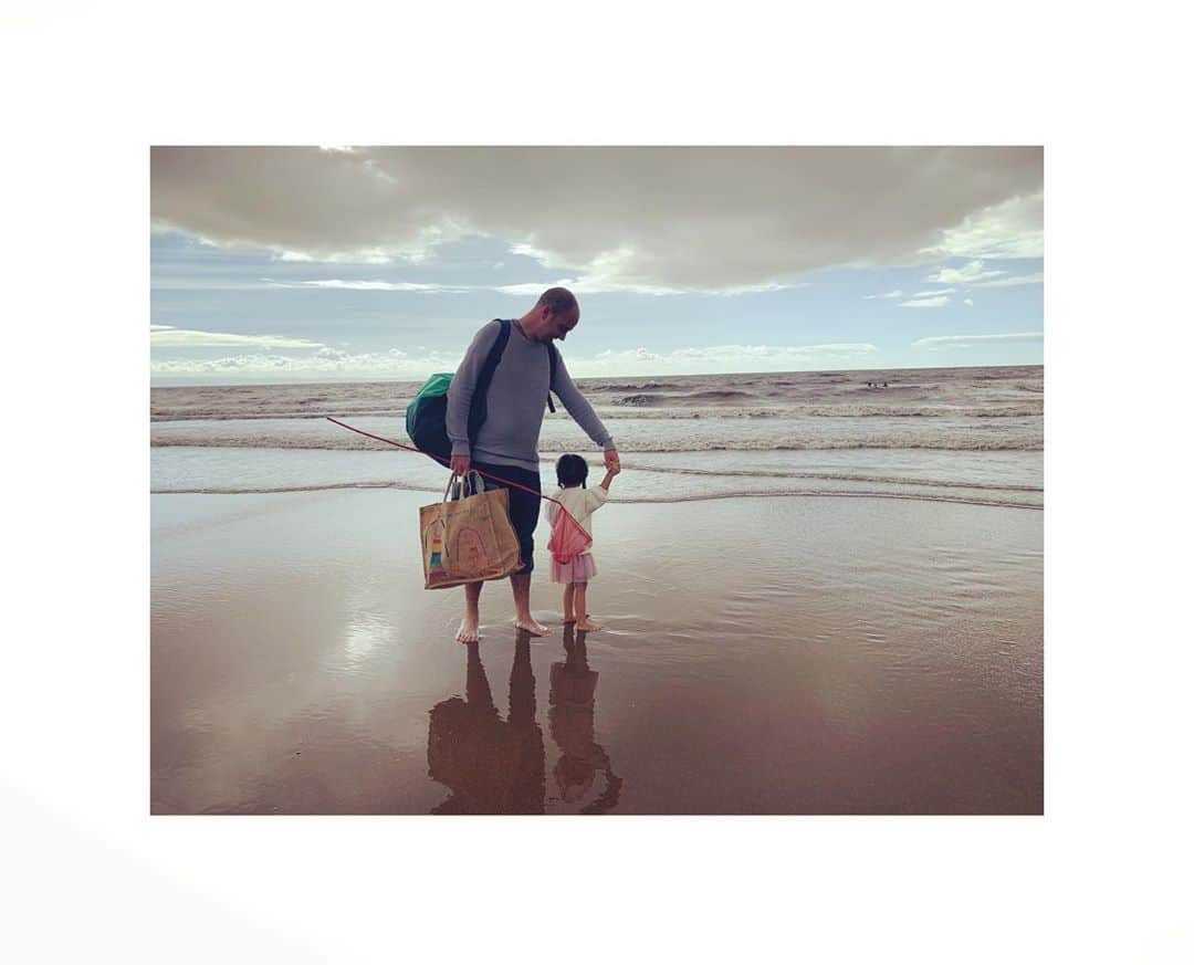 ダイアナ湯川さんのインスタグラム写真 - (ダイアナ湯川Instagram)「Salty air, sand beneath my feet, toes in the sea, my man and my girls. My soul is singing 🌊 . . . . #family #daughters #hubby #beach #sea #sand #bay #beauty #mothernature #sunday #memories #happiness #wales」9月7日 4時02分 - diana.yukawa