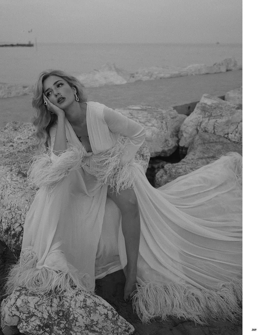 エレオノーラ・カリシのインスタグラム：「The Venice Issue è una piccola composizione fatta di due post che sono il modo che mi viene meglio per raccontarvi e raccontarmi. Qualcuno mi aspettava anche quest' anno su quel magico tappeto rosso e qualcuno sperava nella mia risposta positiva dietro all' invito fatto. Purtroppo, nonostante so che sarebbe stato un momento magico, ho volontariamente deciso di non partecipare perchè la realtà che oggi ci ha investito non mi permette di voler festeggiare e neppure di poter rischiare: nè per me nè per gli altri.   Oggi abbiamo delle responsabilità, anche se  l' Estate ci ha fatto sentire più leggeri nell' animo. Oggi è nostro dovere rinunciare e saper rinunciare con il sorriso, oggi dobbiamo imparare a metterci da parte - non solo nel mio lavoro - e a guardare da dietro le quinte. Dal mio divano brindo al futuro e ai prossimi tappeti rossi dove portare glamour e spensieratezza. Ciao Venezia, a presto 🌹   The Venice Issue is a small composition made up of two posts that are the best way for me to tell you and tell me. Someone was also waiting for me this year on that magical red carpet and someone was hoping for my positive response behind the invitation made. Unfortunately, although I know it would have been a magical moment, I voluntarily decided not to participate because the reality that hit us today does not allow me to want to celebrate or even to be able to take risks: neither for myself nor for others.   Today we have responsibilities, even if the Summer has made us feel lighter in mind. Today it is our duty to give up and know how to give up with a smile, today we have to learn to put ourselves aside, not only in my work and to look behind the scenes.   From my sofa I toast to the future and to the next red carpets where I can bring glamour and light-heartedness. Ciao Venezia, a presto 🌹」