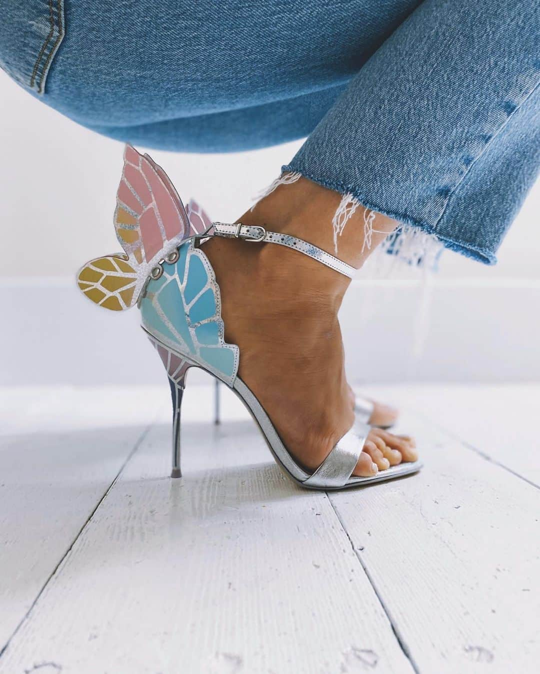 SOPHIA WEBSTERさんのインスタグラム写真 - (SOPHIA WEBSTERInstagram)「Sent from heaven... ⁣ ⁣ Our signature screen printed 'Chiara' has landed in dreamy iridescent pastels! ✨🦋💕⁣ ⁣ #SophiaWebster #SophiaWebsterWings⁣」9月7日 4時06分 - sophiawebster