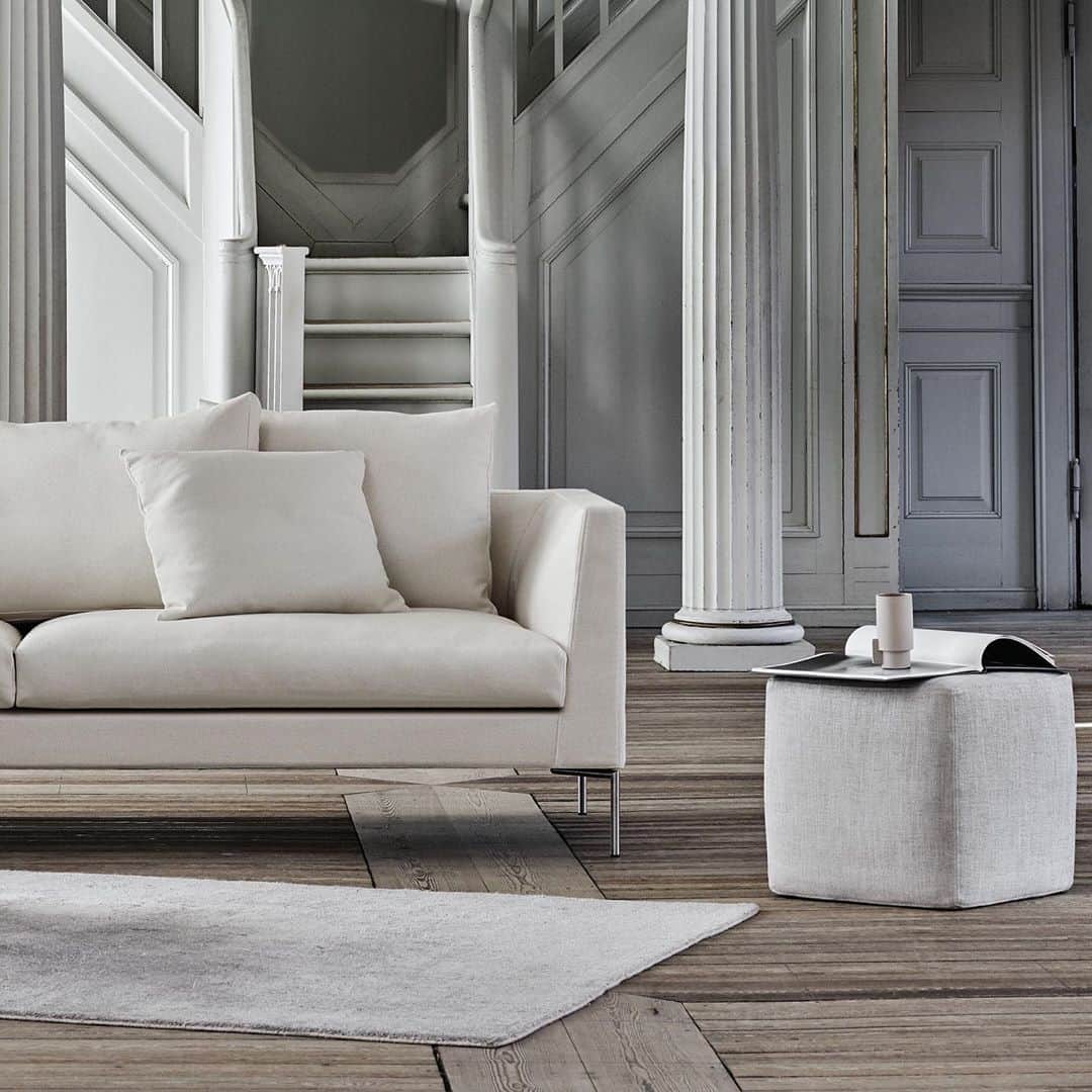 eilersenさんのインスタグラム写真 - (eilersenInstagram)「Ra is an elegant sofa with an international touch and a high level of comfort. It is perfect for having guests over, as it is not too deep nor too low.⁠⠀ •⁠⠀ ⁠•⁠⠀ •⁠⠀ ⁠#eilersen #ra #interiordesign #homedecor #sofa #danishdesign #interiorlovers #interiordesign #modernliving #minimalism #nordiskehjem #nordicinspiration #nordicliving #craftsmanship #luxurylifestyle #boligindretning #designinterior #boliginspiration #softminimalism #hemindredning #nordicminimalism」9月7日 4時08分 - eilersen