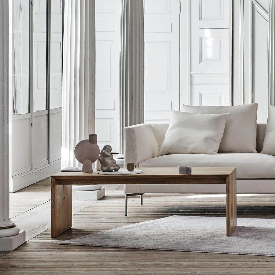 eilersenさんのインスタグラム写真 - (eilersenInstagram)「Ra is an elegant sofa with an international touch and a high level of comfort. It is perfect for having guests over, as it is not too deep nor too low.⁠⠀ •⁠⠀ ⁠•⁠⠀ •⁠⠀ ⁠#eilersen #ra #interiordesign #homedecor #sofa #danishdesign #interiorlovers #interiordesign #modernliving #minimalism #nordiskehjem #nordicinspiration #nordicliving #craftsmanship #luxurylifestyle #boligindretning #designinterior #boliginspiration #softminimalism #hemindredning #nordicminimalism」9月7日 4時08分 - eilersen