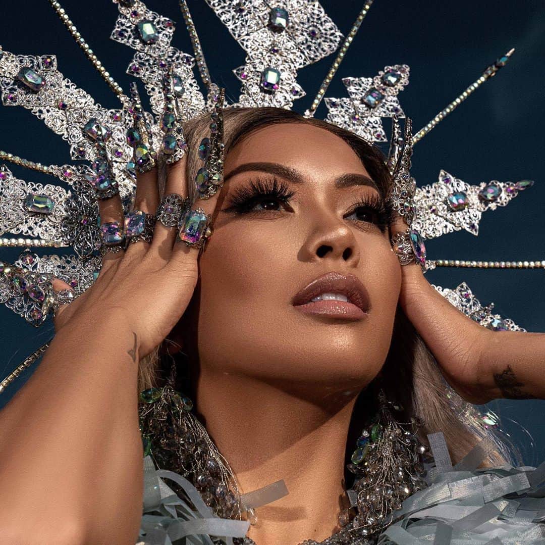 リアン Vさんのインスタグラム写真 - (リアン VInstagram)「Fall in love with the process of becoming the very best version of yourself 👑   Shot by: @shotbygiftedmindset  Styled by: @winniestackz  Makeup: @makeupbydion Hair: @iam_whatshername_ Head piece/claws: @fantasycreationsbynicole」9月7日 4時09分 - lianev