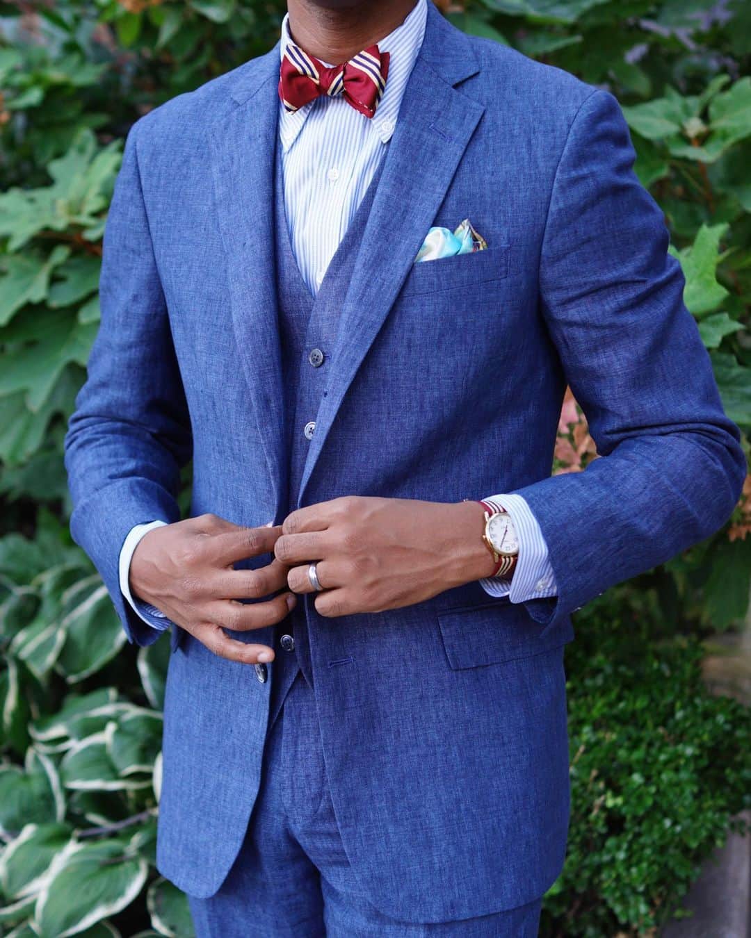 ブルックスブラザーズさんのインスタグラム写真 - (ブルックスブラザーズInstagram)「#MyBrooksLook @acutestyle shows off his Sunday best: a three-piece #BrooksBrothers linen suit and rep striped bow tie. #LaborDayWeekend #Linen」9月7日 4時10分 - brooksbrothers