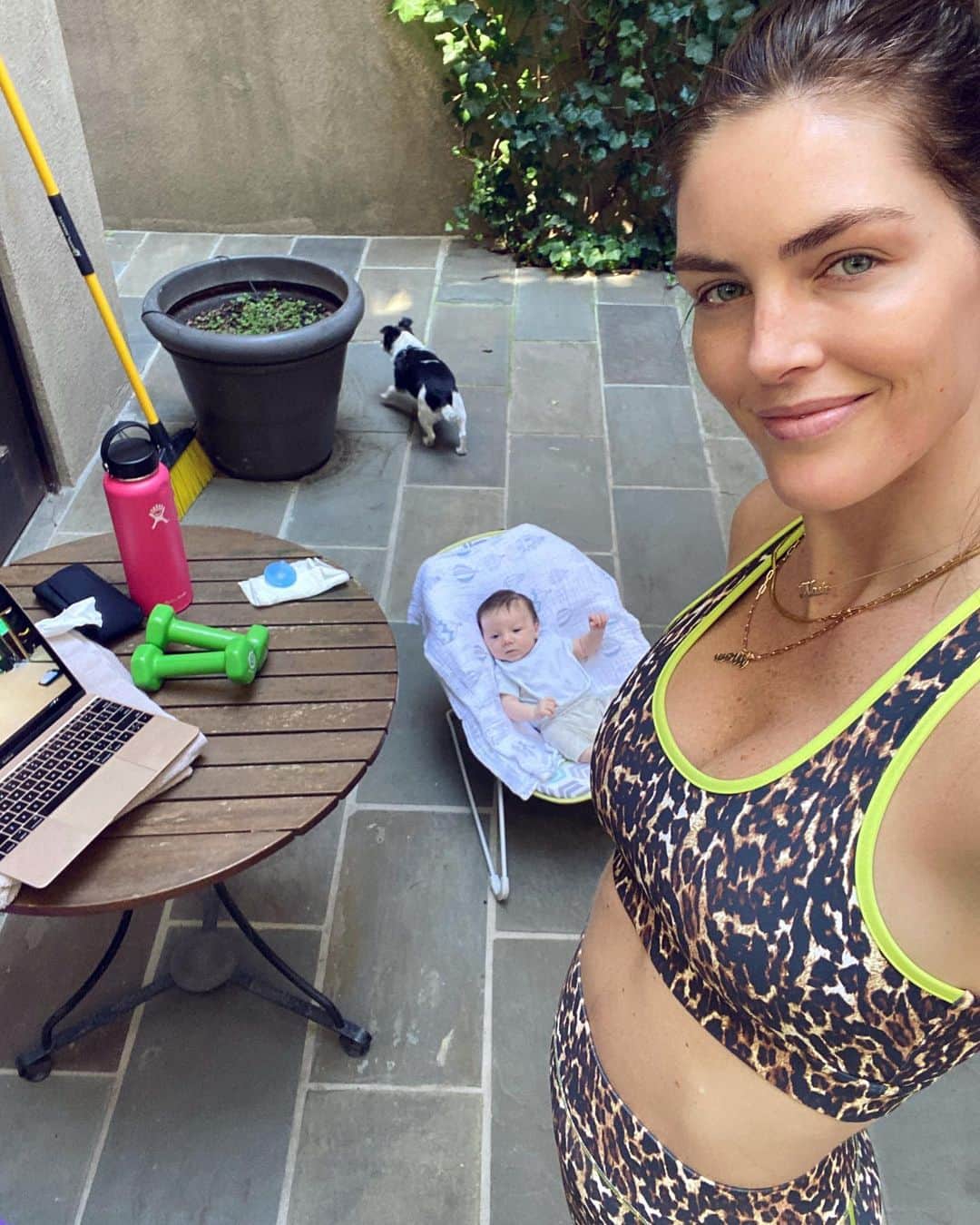 ヒラリー・ローダのインスタグラム：「Had a special guest join me for my workout today! Swipe ➡️ This is the closest it’s gonna get to a group fitness class I suppose... 😂」