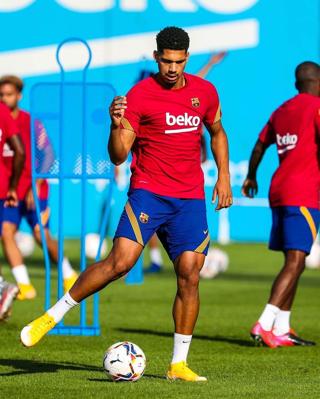 FCバルセロナさんのインスタグラム写真 - (FCバルセロナInstagram)「Our youngsters at first team training this week 🎯 👏 @fcbmasia」9月7日 4時28分 - fcbarcelona