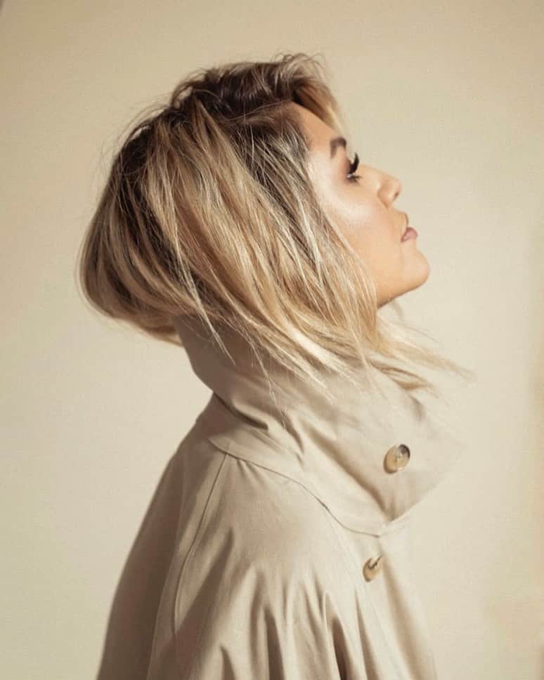 Mali-Koa Hoodのインスタグラム：「We can have what we want  But it’s not what we need  We can run through the woods  But you won’t see the trees  You could stand in the crowd  With the world at your feet  But the grass ain’t green」