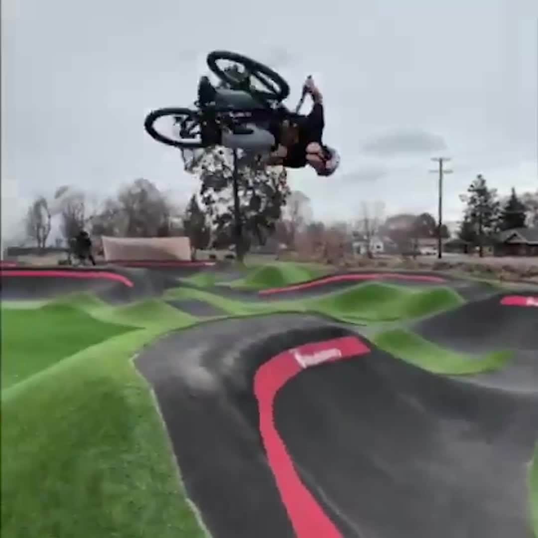 レッドブルのインスタグラム：「if this is just practice, what happens when Carson Storch goes all-in...  🚵‍♂️: @carsonstorch #mtb #park #bmx #bike #trick #givesyouwings」