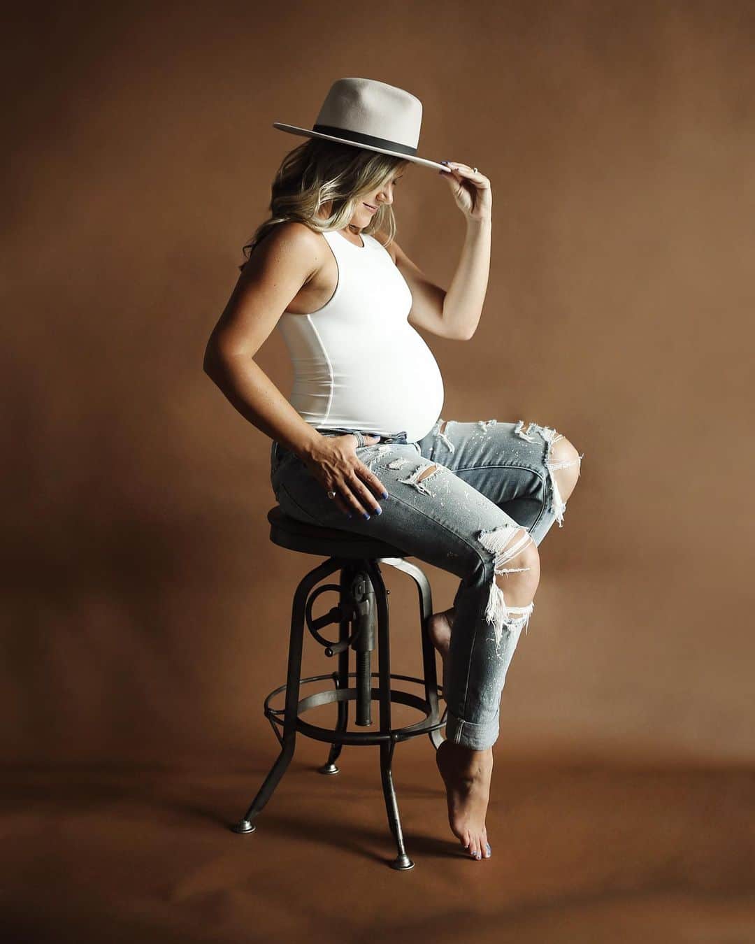 のインスタグラム：「💥 Couldnt have asked for a better looking baby momma 🔥 Soon to be a “mom i’d like to .... kiss” . 😁 @courtneyroczen」