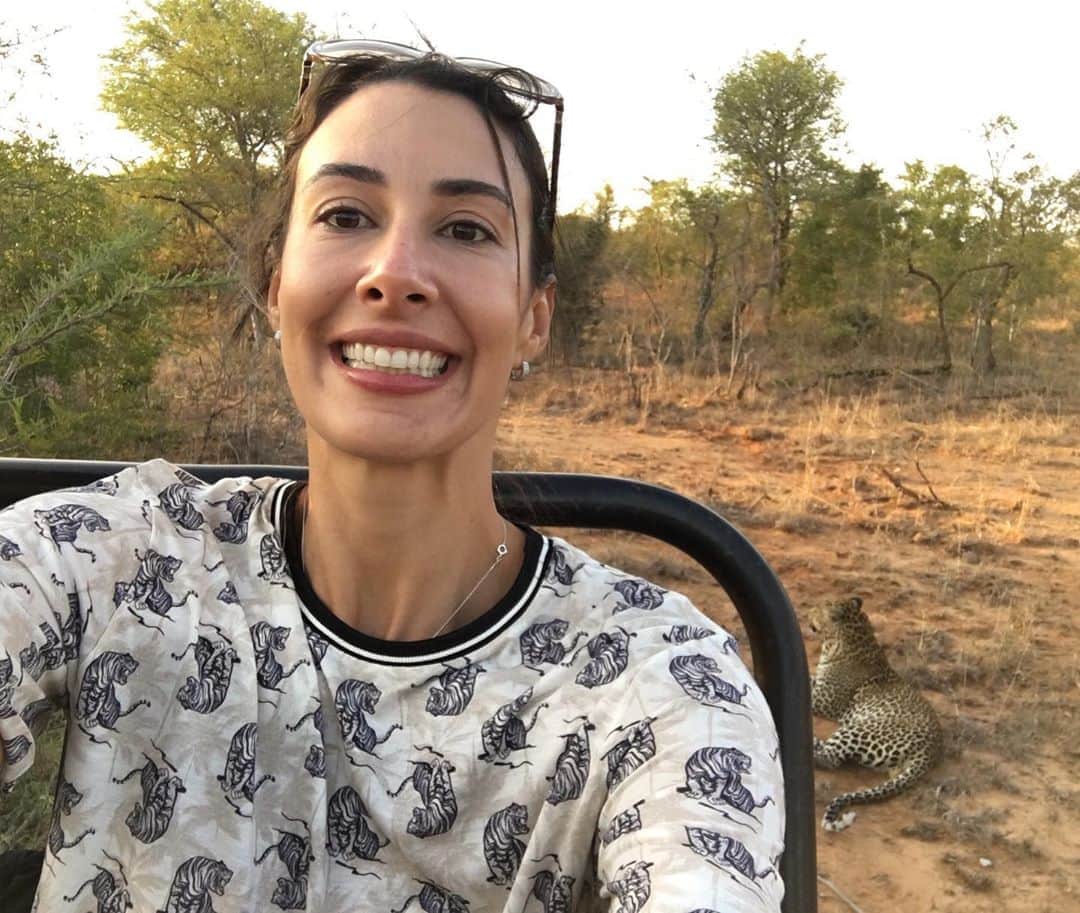 シェイラ・カストロのインスタグラム：「Hoje, não sei pq me deu saudade dessa viagem que fiz com meu lindinho! Safari, na África do Sul! Foi incrível e um dia quero voltar com nossas filhas!!! Vcs acham que com quantos anos elas aproveitariam bem? Uns 4 anos já seria legal? #safari #africadosul #bigfive #leopard」