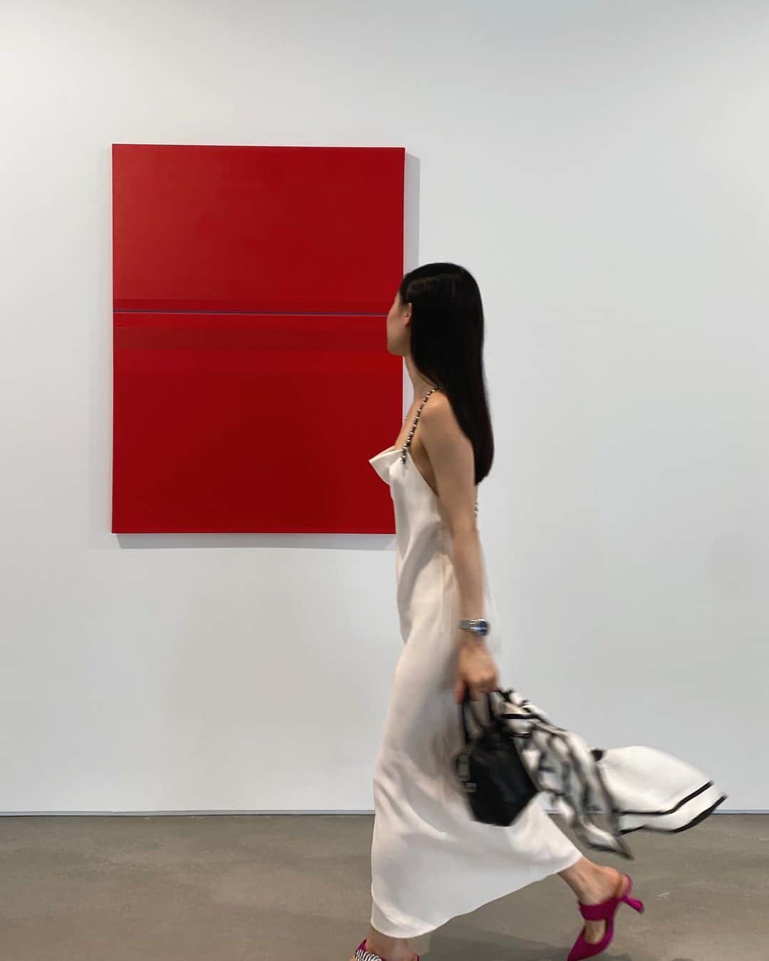 NATALIE LIAOさんのインスタグラム写真 - (NATALIE LIAOInstagram)「I love abstract artworks because although on the surface it may seem simple, you never know how complex the techniques were required to achieve the simplicity.  Much like human beings, things aren’t always what they seem.  #MinkuKim #HelenJGallery」9月7日 5時10分 - fongminliao