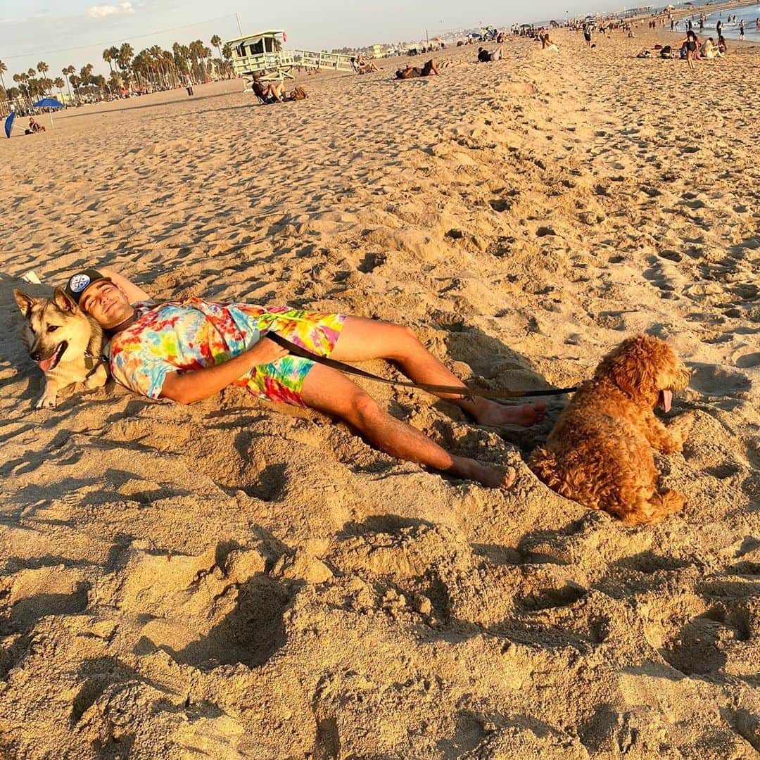 ジャック・グリフォーのインスタグラム：「They be tryna catch our vibe but the chill too big ☀️🌊🐶」