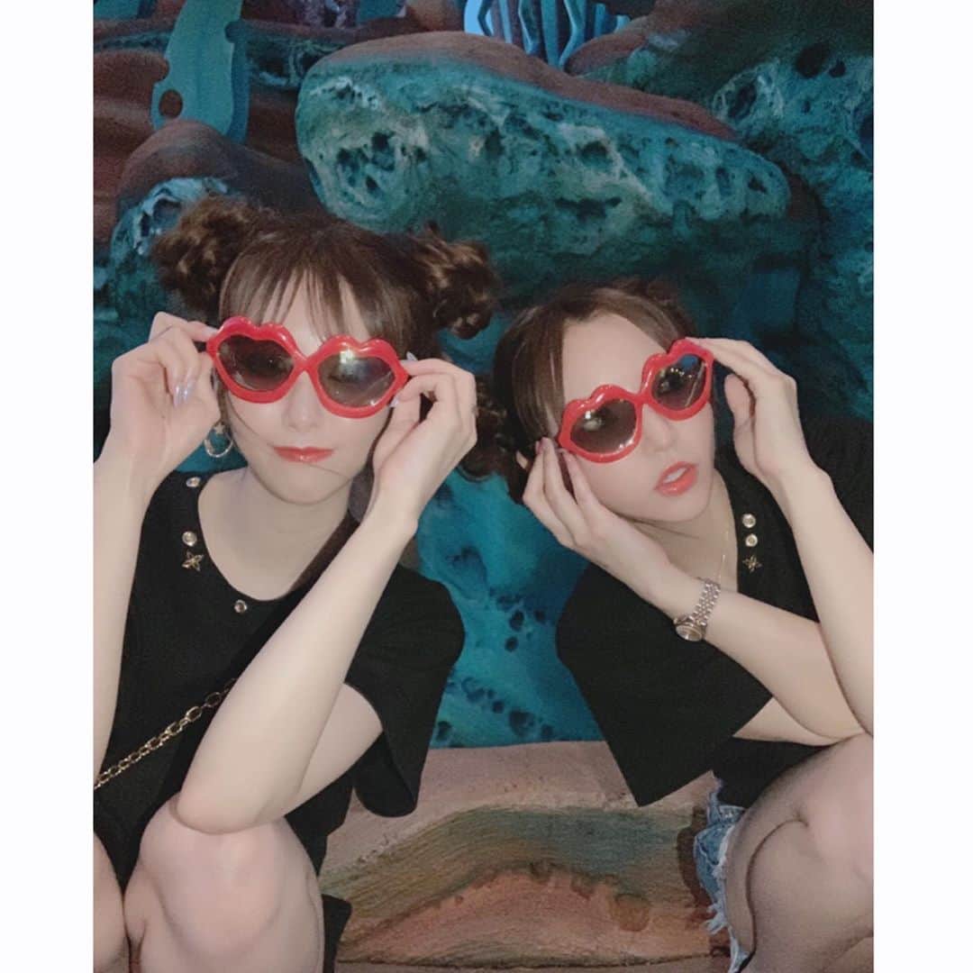輝月あんりのインスタグラム：「twins👩‍❤️‍💋‍👩  T shirtお揃いで双子コーデ♡♡ いつも遊んでくれるお友達🕊💗  最近是好好玩的朋友♥︎   #twins #minniemouse  #disneysea #holiday #ディズニー好きな人と繋がりたい #tokyo #japan #taiwan #chinese」