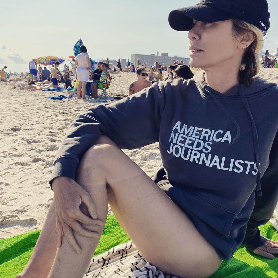 キャロル・ラドジウィルのインスタグラム：「Thanks @cnn for my favorite beach hoodie. Happy Labor Day! 🏖🏖#firstamendmentright #freedomofpress #firstcomesbeforesecond 🇺🇸🇺🇸 • 🧢 by @violetgrey 👕 by @raygunshirts」