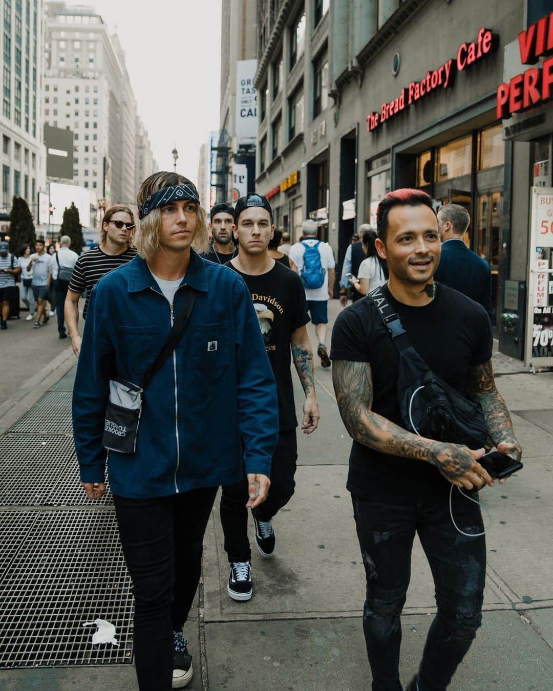 ニック・マーティンのインスタグラム：「Happy 1st birthday to our album “How It Feels To Be Lost”. This photo was taken this time last year in NYC while we were doing promotion for the album. I miss my band very much. I miss you guys very much ❤️ Thank you to everyone who has supported (and still continues to support) the album 🤘🏽 We can’t wait for you to hear what we’ve got in the works.. . #sleepingwithsirens #howitfeelstobelost #nyc」