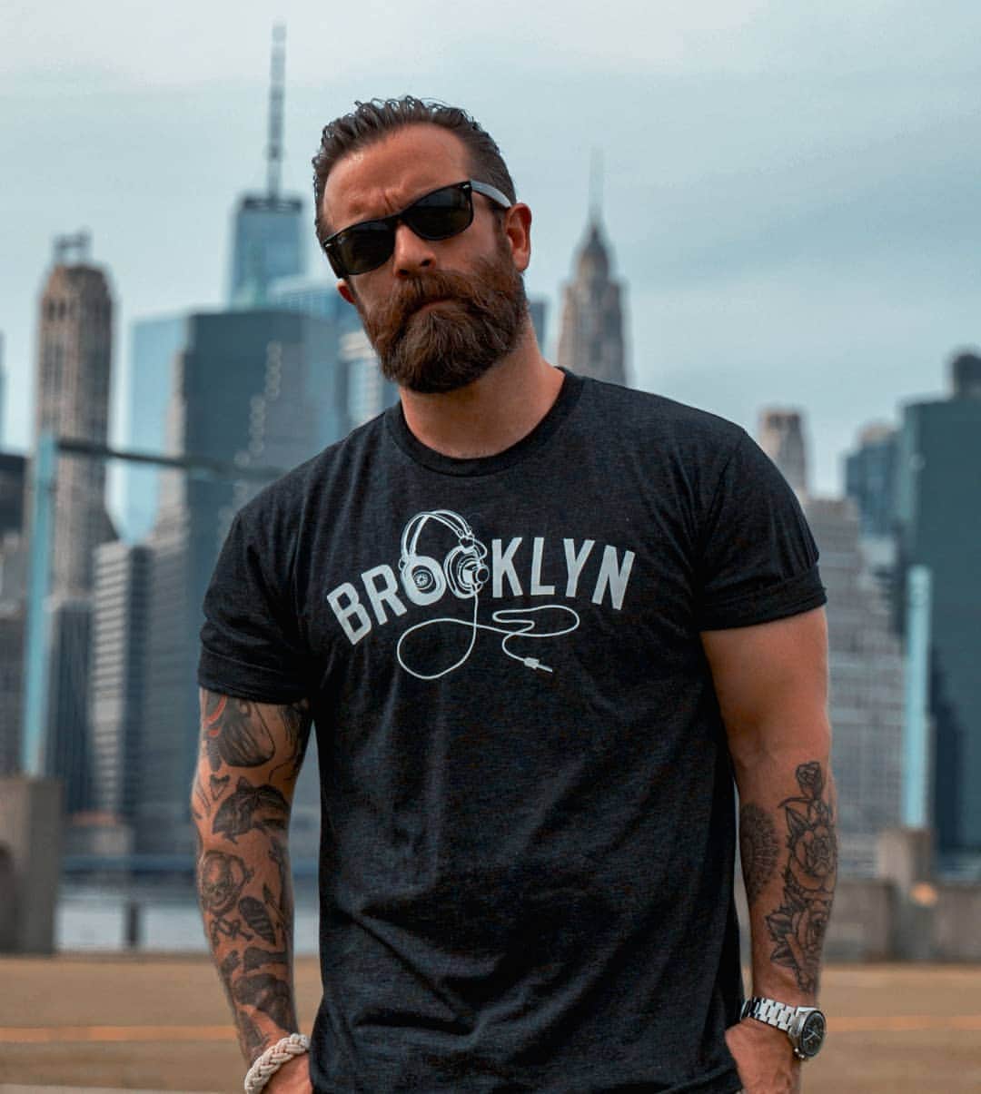 ブルックリンインダストリーズのインスタグラム：「@buon_buon in BK Phones to celebrate the unofficial end of summer. #brooklynindustries #liveworkcreate #mensfashion   We have BK phones for the whole fam, and everything is 20% this weekend with code BROOKLYN20 at checkout.」