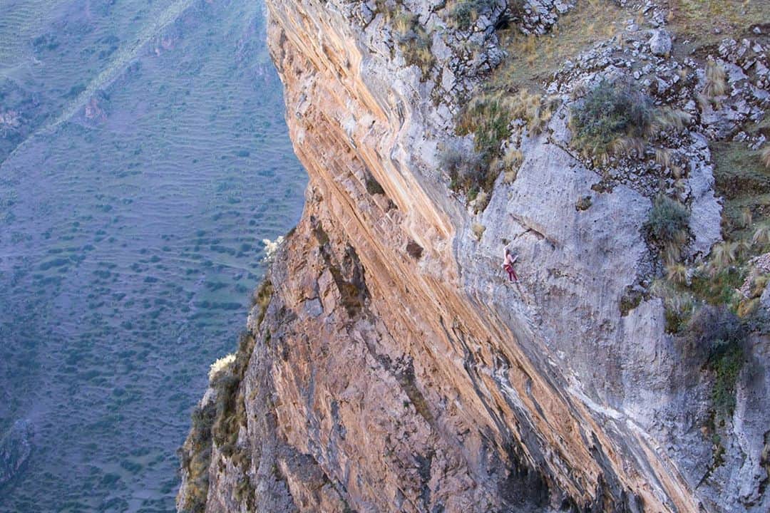 のインスタグラム：「There's been a 🌍 #aworldlesstraveled rewind⁠ in the @coldhousemedia page.  Everyday we share pictures from the different destinations we went to during our World Tour.  After a week "going all over the world", we just got to Pitumarca in Peru,  the place @joshlrsn and I fell in love to 2 years ago when we visited the area for 1.5 month, climbing and bolting with our friends at @7aescueladescalada 🇵🇪😍  As you can see in the 2nd slide, we printed this picture of the Shady Wall in a  1m x 1.5m and it's now hanging in our office. I just love looking at it and dreaming everyday.  📷 by @joshlrsn @coldhousemedia⁠ @petzl_official @mountainhardwear @eb_climbing @luxov_connect @volxholds」