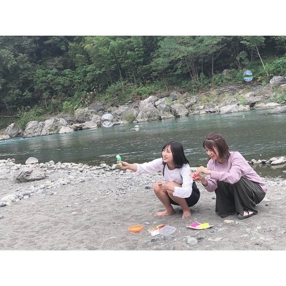 葉月のインスタグラム：「ㅤㅤㅤㅤㅤㅤㅤㅤㅤㅤㅤㅤㅤ この間川でBBQしたの さとちゃんありがとう連れてってくれて🐟 1番最後の写真は蜂にビビって包丁とウインナー持ったまま逃げる聡子だよ なんでわたしやる気ない顔ばっかりしてんのかな」