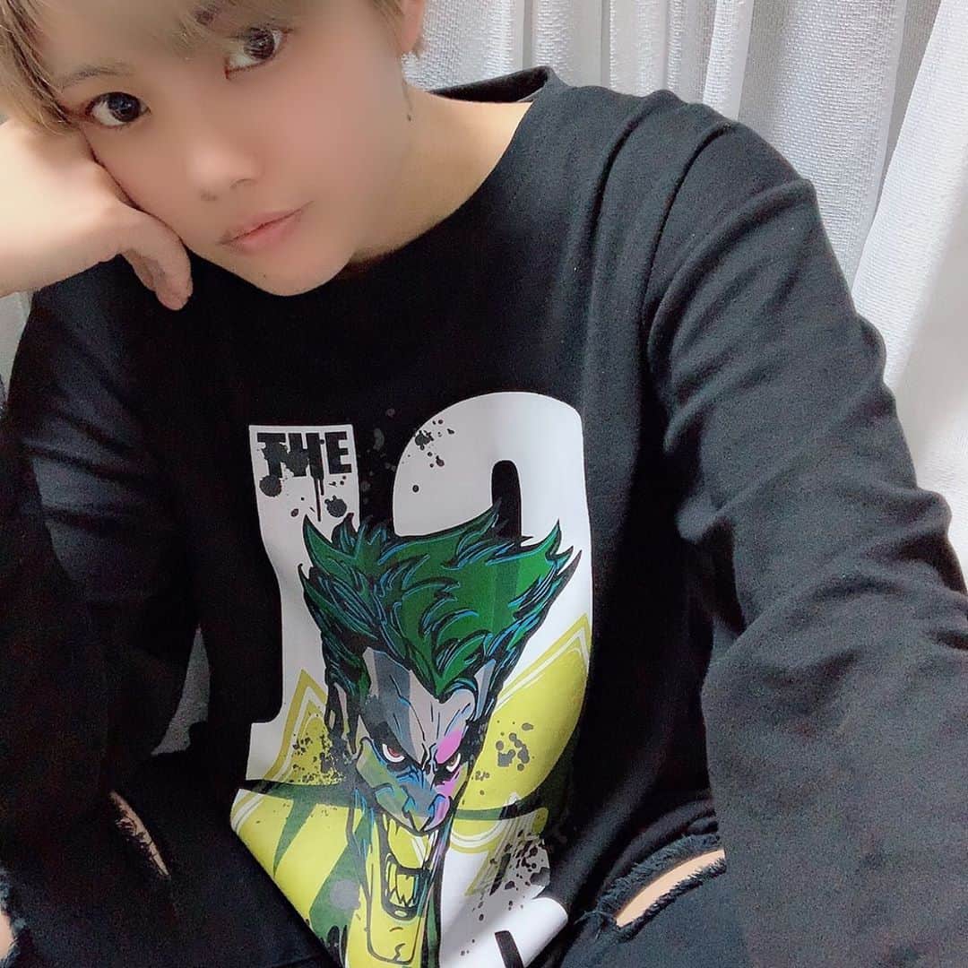のインスタグラム：「#アメコミコーデ #thejoker #ロンt  #thejokermovie #ジョーカー  . . . .  #ootd #batman  #派手髪 #instahair #instalike #instafasion##dccomics  #shirtstyle #code#fashion  #hair  #dcコミックス#アメコミ」