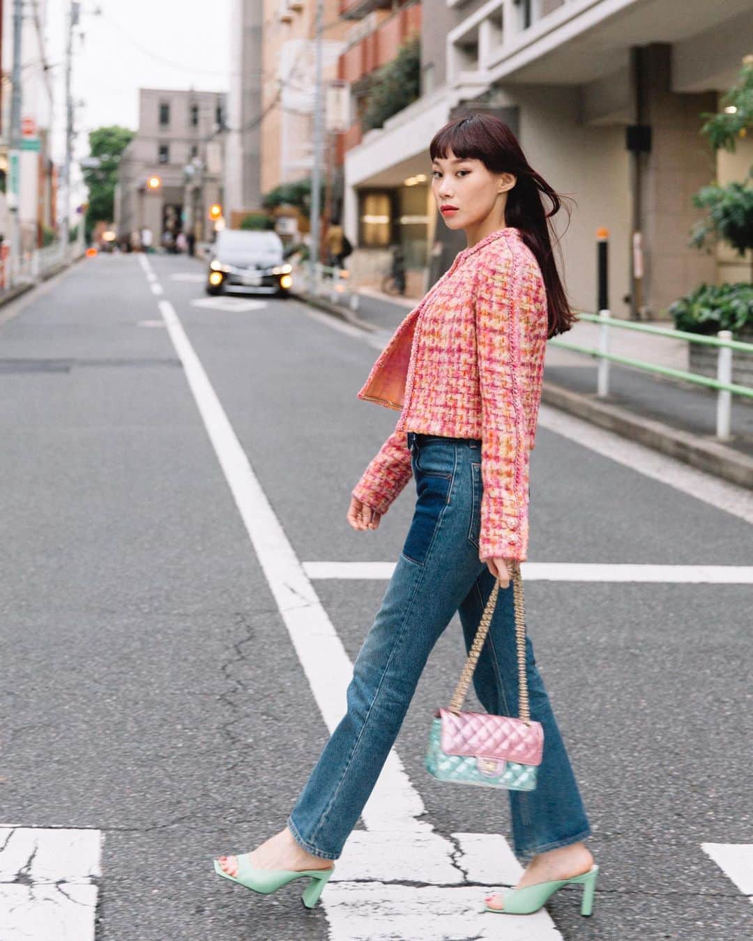 マドモアゼル・ユリアのインスタグラム：「今日はシャネルのショーのが夕方17:30から世界同時にライブ配信されます！！ パリに行けないのはちょっと寂しいけど、この時期にコレクションが開催されるってだけでなんだか安心というか、嬉しい😌❤️ パリコレも一つの文化だと思うので、今回は日本からですが、応援しています🇯🇵 インスタライブでもコレクションのライブ動画をご覧になれるので、この機会に是非！！ @chanelofficial #chanel #pfw #pfw2021  picture by @angelapeachy」