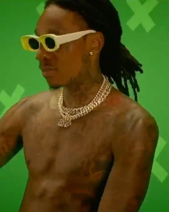 ウィズ・カリファのインスタグラム：「Uh Oh Taylors 💨 I hope you got something rolled cause new episodes of DayToday start tonight. #daytoday #taylorgang #tgod @mcqueenvioletfog」