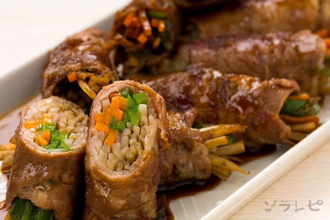 ソラレピのインスタグラム：「ごぼうたっぷり野菜の肉巻き Burdock and vegetable meat roll . 旬のゴボウと野菜がたっぷり入った肉巻きです✨ ゴボウは食物繊維が豊富なので、腸内バランスを整えてくれます💡 . 【材料】<2人分> 豚肩ロース・・・200g ゴボウ・・・160g ニンジン・・・40g ピーマン・・・80g 油・・・適量 砂糖・・・9g 酒・・・30g 醤油・・・30g ショウガ・・・5g .  レシピの詳細はソラレピアプリでチェック @solarepi のリンクからDLできます ソラレピ献立の写真投稿も #ソラレピ でお待ちしてます♪ . #solarepi #food #recipe #レシピ #cooking #料理 #instafood #簡単料理 #簡単レシピ #献立 #menu #japanesehomecooking #japanesefood #yummy #foodporn #foodstagram #homecooking #deristagrammer #クッキングラム #おうちごはん #ゴボウ #burdock #野菜 #肉巻き #meatroll #旬」