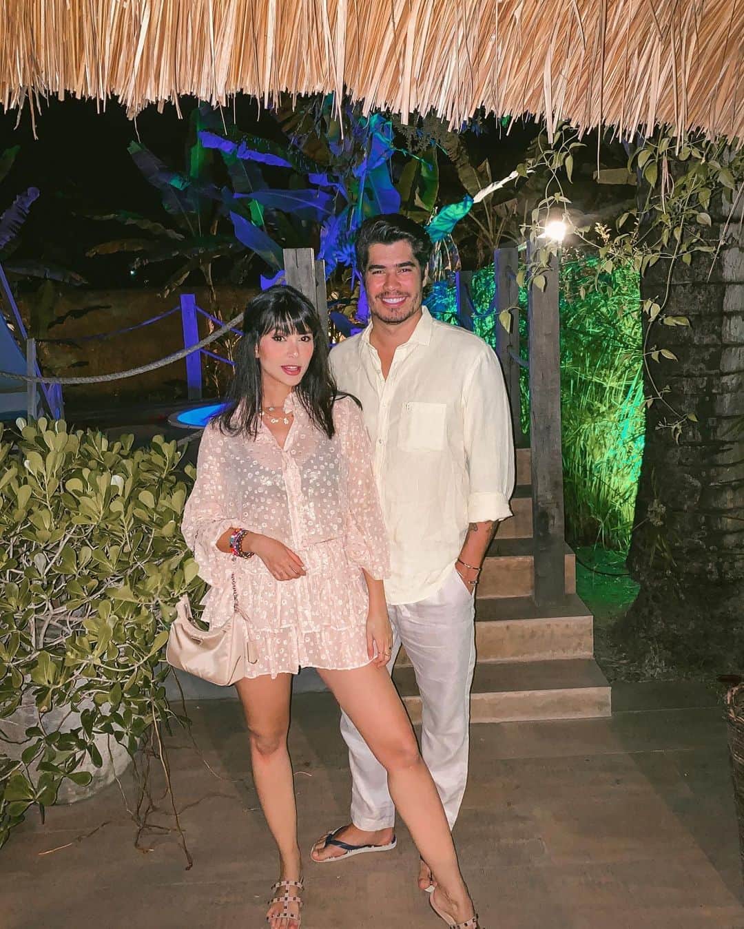 Gabriela Salesのインスタグラム：「Nem parece que chupa perna cabeluda do caranguejo kkkk」
