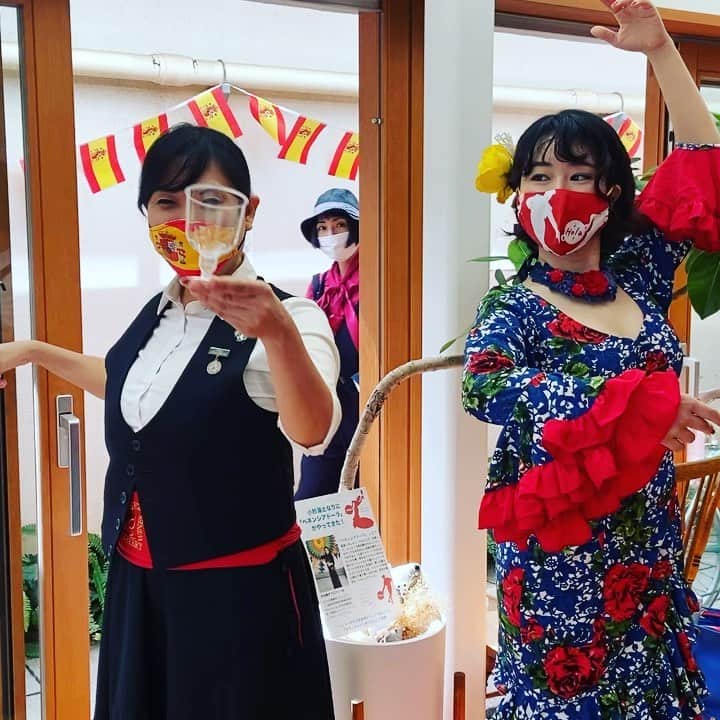 カワハラユキコのインスタグラム：「【ベネンシアドーラ！/venenciadora】 🇪🇸 スペインドリンク担当は「サクリスティア @maki_sacristia 」の堀池さんと、ベネンシアドーラの作元さん(2015年最優秀ベネンシアドーラ！)。ベネンシアドーラ(男性はベネンシアドール)はシェリーを注ぐ専門家でスペイン料理店「フェルミンチョ @fermintxo77 」のソムリエール。 ・ 「オラ！スペイン旅ごはん」を出したことで、日本のスペイン料理界のいろんな方とつながり、栗原シェフといい、小さな場所のイベントにしては豪華メンバーでの開催になりました。いろんな方とつなげてくれた堀池さん、ありがとうございます！ ・ ちなみにフラメンコ衣装の子は、祭のマスコットガール😆兼この祭の立役者である小杉湯のアニーちゃん @konnitiwaasuka 。着てるのは私がスペインで春祭りのために作ってもらった衣装。かわいかったー😍 🇪🇸 【オラ！スペインごはん祭」in 主に高円寺】 ・ ⭐︎9/4～10/18 ミニ個展「オラ！スペイン温泉」 ＠「小杉湯」玄関ギャラリー(小杉湯営業時間:平日15時30分〜深夜1時45分、土日は朝8時〜深夜1時45分、木曜定休。ハラユキの書籍やスペイングッズや銭湯グッズも販売中) ・ そのほかのイベントは終了しました。 ・ 書籍とスペイン手ぬぐいをご購入いただいた方には、主に高円寺の協賛スペイン料理店をおトクに楽しめる「スペインチケット」をプレゼント中です(書籍事前購入の方も対象です。上記の書籍販売箇所でその旨おしらせください)。関係各所で配っている「スペインMAP」を手にお楽しみください。Vamos！ 🇪🇸 #オラスペイン旅ごはん #スペインごはん祭 #スペイン  #スペイン料理  #スペイン旅行  #スペイン語  #食べ物グラム #spain #foodie #食いしん坊 #スペインごはん #高円寺 #シェリー #ベネンシア #ベネンシアドール #ベネンシアドーラ #小杉湯となり」