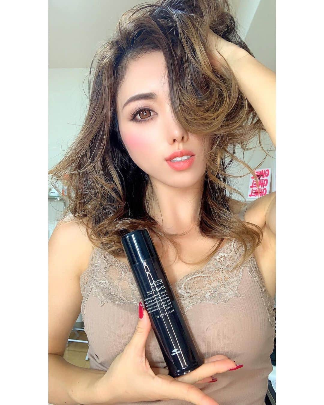 のインスタグラム：「先日ヘアセット していただいた @rosa_studio_0301 さんで 使ってたヘアオイル めちゃくちゃいい感じで GETしてしまった😍  ジェル状になってるから 全然垂れないし 使用感も文句なし❤️  このウエット感めちゃ良くないですか❤️  ＠milbon.japan  #ミルボン #DOOR #DOOR_milbon #SHINYOIL」