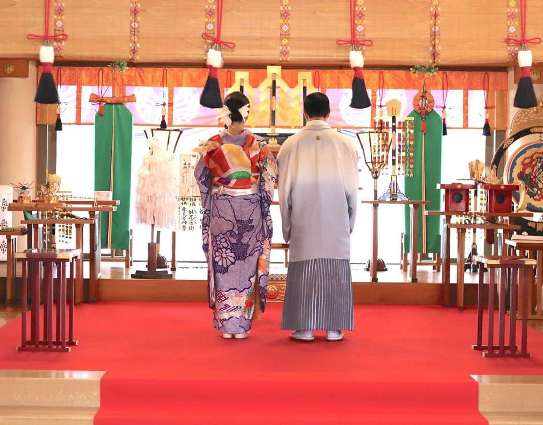 Hiroe Hiranoさんのインスタグラム写真 - (Hiroe HiranoInstagram)「ちょうど昨年。﻿ 岡山の神社で結婚式をしました⛩﻿ なんだかずいぶん前に感じます💎﻿ ﻿ あれから世界が大きく変わり、﻿ 時代の変化に対応しながら﻿進んでいるわけですが。﻿ ﻿ 会うこと自体がスペシャルに。﻿ もし今年だったら集まることは、﻿ できなかったわけで🇺🇸✈️﻿ ﻿ ﻿ あらためて、『しあわせ』とは？﻿ という問いに対して。﻿ ﻿ 《WELL-BEING》﻿ ＝持続的に心身ともに健康で、﻿ しあわせな状態であること。﻿ ﻿ ﻿ 成功とか達成とか一時的なものではなく。﻿ 大切な人たちが、愛で調和されて🌏 健康でいて笑顔で楽しい１日１日を 過ごすことにつきるなと思います。﻿ ﻿ 人生の冒険を過ごすパートナーや﻿ 仲間達と共に生きていくこと🌈﻿ ﻿  これは、わたしのしあわせ観✨ 考え方も多様性ですね。 ﻿ そんなわけで、﻿ 朝から感謝の気持ちに溢れました。﻿ ﻿ ﻿ それでは、明日から名古屋高島屋で﻿ イベントが始まるので。﻿ ﻿ 新たな出会いや巡るご縁を楽しみに💓﻿ ﻿ All you need is love❤️﻿ ﻿ #myfamily #love #wellbeing ﻿  ﻿」10月6日 9時34分 - hiroe_hirano