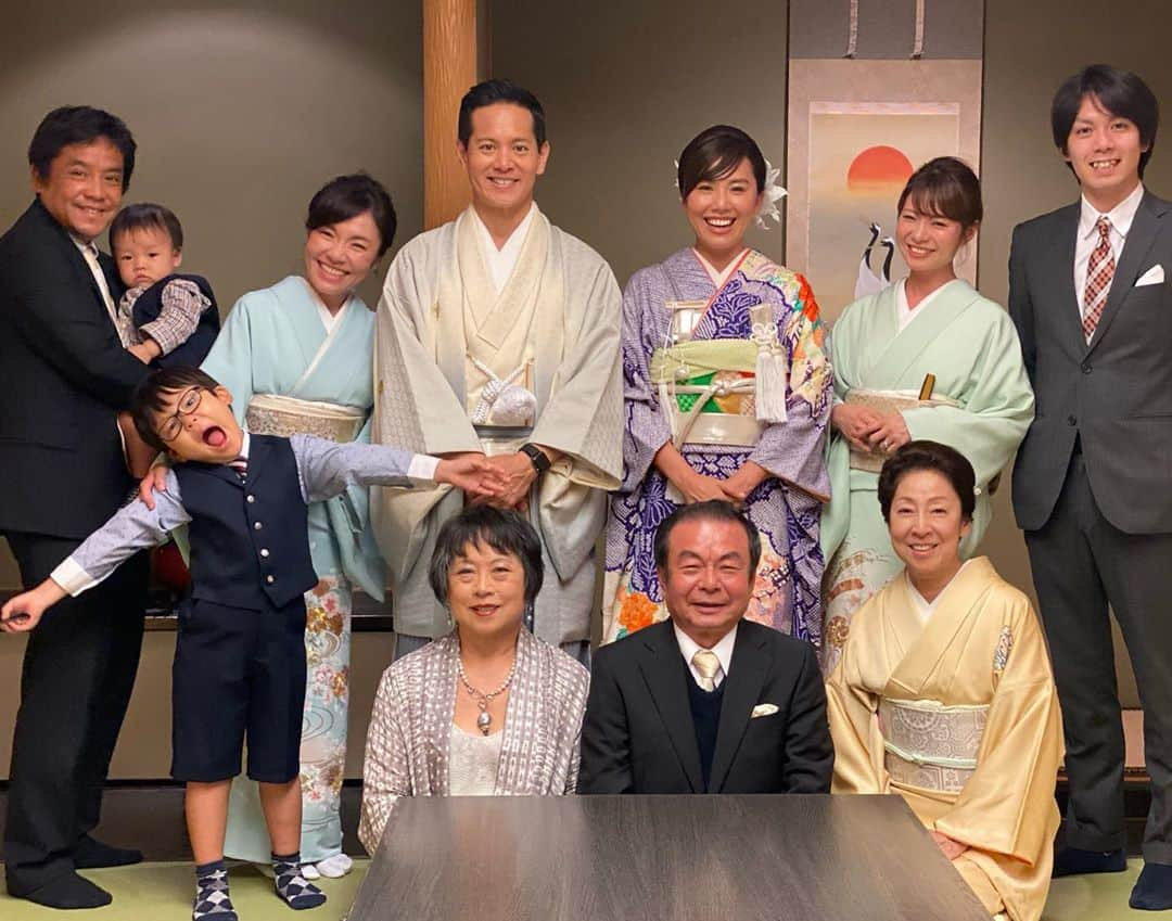 Hiroe Hiranoさんのインスタグラム写真 - (Hiroe HiranoInstagram)「ちょうど昨年。﻿ 岡山の神社で結婚式をしました⛩﻿ なんだかずいぶん前に感じます💎﻿ ﻿ あれから世界が大きく変わり、﻿ 時代の変化に対応しながら﻿進んでいるわけですが。﻿ ﻿ 会うこと自体がスペシャルに。﻿ もし今年だったら集まることは、﻿ できなかったわけで🇺🇸✈️﻿ ﻿ ﻿ あらためて、『しあわせ』とは？﻿ という問いに対して。﻿ ﻿ 《WELL-BEING》﻿ ＝持続的に心身ともに健康で、﻿ しあわせな状態であること。﻿ ﻿ ﻿ 成功とか達成とか一時的なものではなく。﻿ 大切な人たちが、愛で調和されて🌏 健康でいて笑顔で楽しい１日１日を 過ごすことにつきるなと思います。﻿ ﻿ 人生の冒険を過ごすパートナーや﻿ 仲間達と共に生きていくこと🌈﻿ ﻿  これは、わたしのしあわせ観✨ 考え方も多様性ですね。 ﻿ そんなわけで、﻿ 朝から感謝の気持ちに溢れました。﻿ ﻿ ﻿ それでは、明日から名古屋高島屋で﻿ イベントが始まるので。﻿ ﻿ 新たな出会いや巡るご縁を楽しみに💓﻿ ﻿ All you need is love❤️﻿ ﻿ #myfamily #love #wellbeing ﻿  ﻿」10月6日 9時34分 - hiroe_hirano