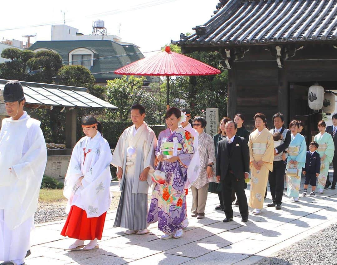 Hiroe Hiranoさんのインスタグラム写真 - (Hiroe HiranoInstagram)「ちょうど昨年。﻿ 岡山の神社で結婚式をしました⛩﻿ なんだかずいぶん前に感じます💎﻿ ﻿ あれから世界が大きく変わり、﻿ 時代の変化に対応しながら﻿進んでいるわけですが。﻿ ﻿ 会うこと自体がスペシャルに。﻿ もし今年だったら集まることは、﻿ できなかったわけで🇺🇸✈️﻿ ﻿ ﻿ あらためて、『しあわせ』とは？﻿ という問いに対して。﻿ ﻿ 《WELL-BEING》﻿ ＝持続的に心身ともに健康で、﻿ しあわせな状態であること。﻿ ﻿ ﻿ 成功とか達成とか一時的なものではなく。﻿ 大切な人たちが、愛で調和されて🌏 健康でいて笑顔で楽しい１日１日を 過ごすことにつきるなと思います。﻿ ﻿ 人生の冒険を過ごすパートナーや﻿ 仲間達と共に生きていくこと🌈﻿ ﻿  これは、わたしのしあわせ観✨ 考え方も多様性ですね。 ﻿ そんなわけで、﻿ 朝から感謝の気持ちに溢れました。﻿ ﻿ ﻿ それでは、明日から名古屋高島屋で﻿ イベントが始まるので。﻿ ﻿ 新たな出会いや巡るご縁を楽しみに💓﻿ ﻿ All you need is love❤️﻿ ﻿ #myfamily #love #wellbeing ﻿  ﻿」10月6日 9時34分 - hiroe_hirano