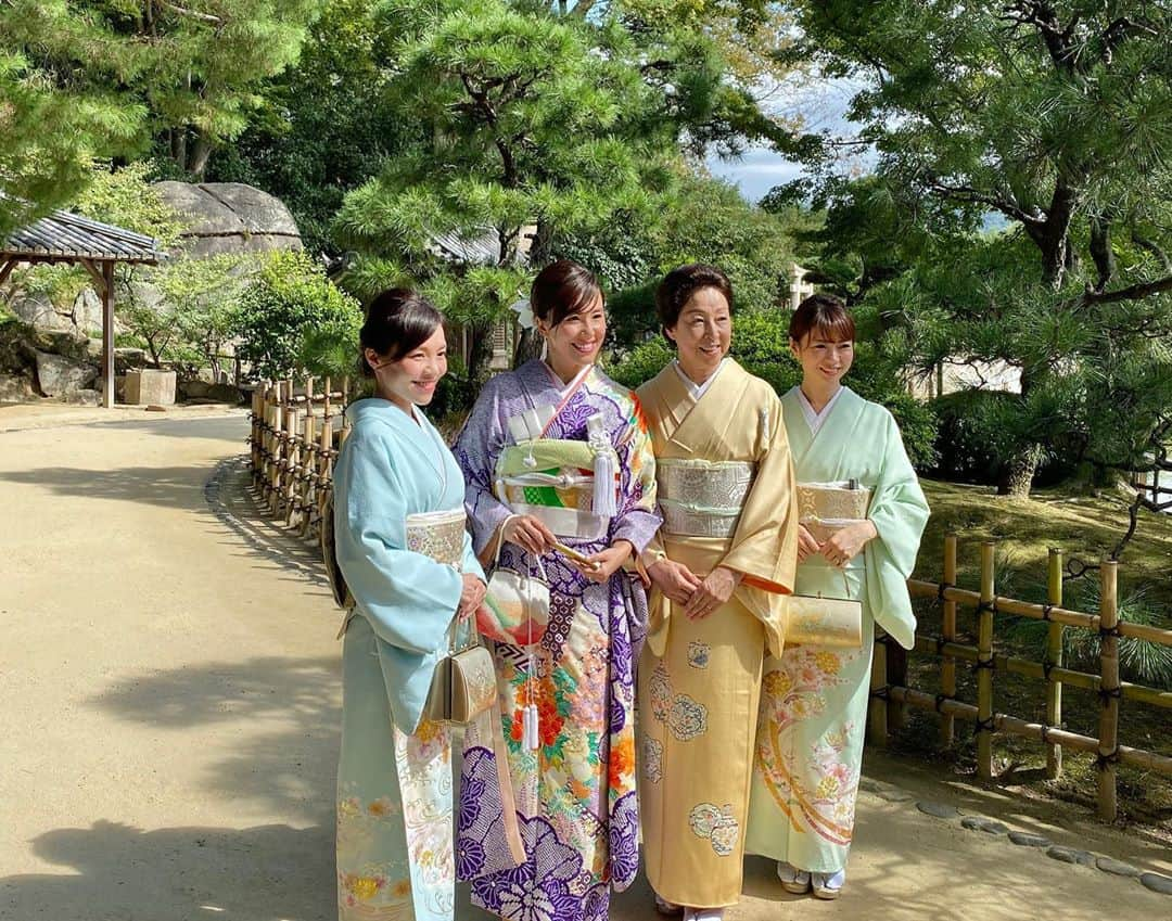 Hiroe Hiranoさんのインスタグラム写真 - (Hiroe HiranoInstagram)「ちょうど昨年。﻿ 岡山の神社で結婚式をしました⛩﻿ なんだかずいぶん前に感じます💎﻿ ﻿ あれから世界が大きく変わり、﻿ 時代の変化に対応しながら﻿進んでいるわけですが。﻿ ﻿ 会うこと自体がスペシャルに。﻿ もし今年だったら集まることは、﻿ できなかったわけで🇺🇸✈️﻿ ﻿ ﻿ あらためて、『しあわせ』とは？﻿ という問いに対して。﻿ ﻿ 《WELL-BEING》﻿ ＝持続的に心身ともに健康で、﻿ しあわせな状態であること。﻿ ﻿ ﻿ 成功とか達成とか一時的なものではなく。﻿ 大切な人たちが、愛で調和されて🌏 健康でいて笑顔で楽しい１日１日を 過ごすことにつきるなと思います。﻿ ﻿ 人生の冒険を過ごすパートナーや﻿ 仲間達と共に生きていくこと🌈﻿ ﻿  これは、わたしのしあわせ観✨ 考え方も多様性ですね。 ﻿ そんなわけで、﻿ 朝から感謝の気持ちに溢れました。﻿ ﻿ ﻿ それでは、明日から名古屋高島屋で﻿ イベントが始まるので。﻿ ﻿ 新たな出会いや巡るご縁を楽しみに💓﻿ ﻿ All you need is love❤️﻿ ﻿ #myfamily #love #wellbeing ﻿  ﻿」10月6日 9時34分 - hiroe_hirano