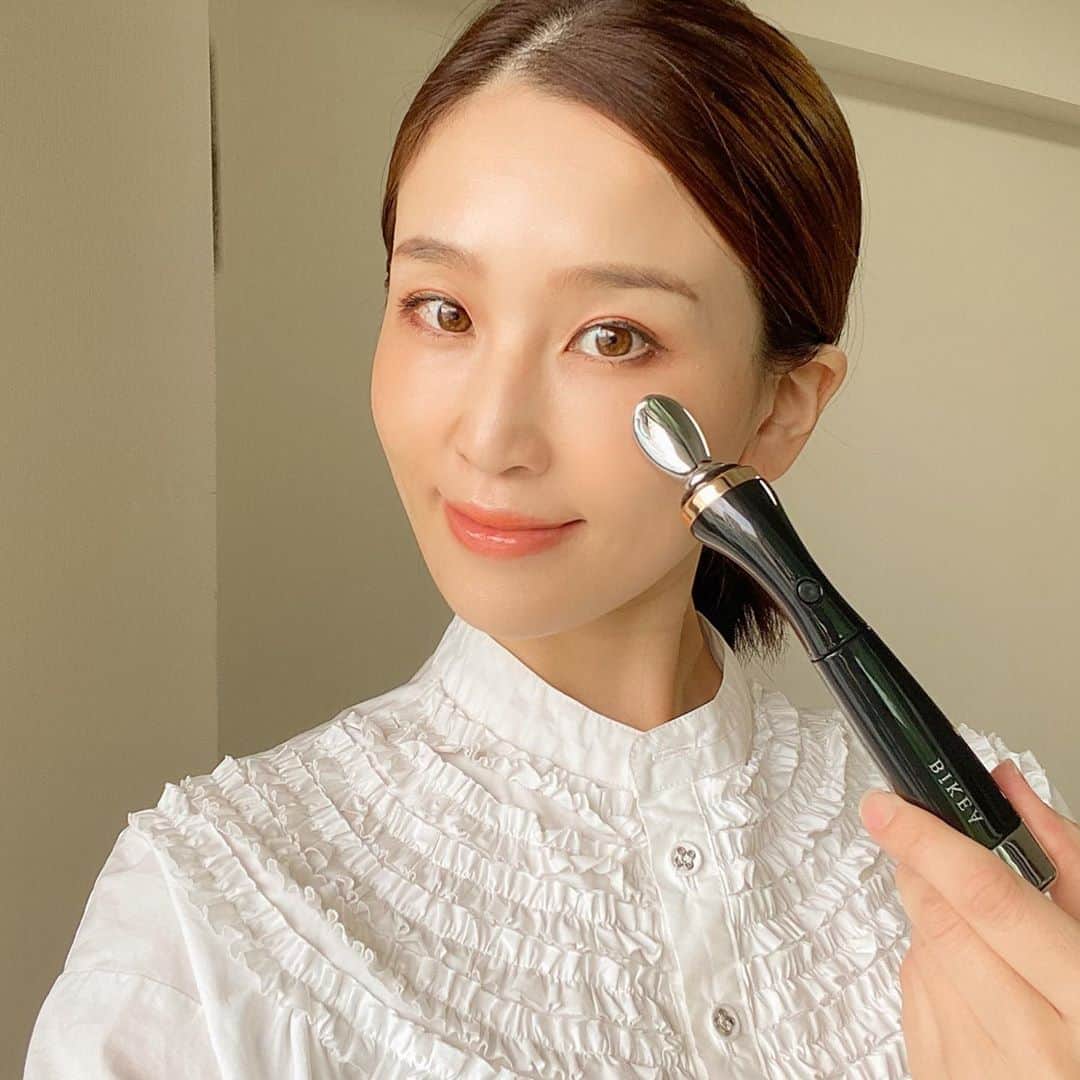 のインスタグラム：「届いてから、毎日愛用してる　@bikea_official の#美顔器 ✨ メイクの上からでも、時間があれば、目元口元引き上げてます☺️コンパクトでケース付きで持ち運びもできるよ😆  もう一つのタイプは、ディープ洗顔もできるの💕  どちらも優秀すぎるので、これからも頑張って続けようと思います❤️ #たるみ改善 としてオススメです✨  ・ ・ ・ #洗顔に革命を起こす #自宅でプロ級美肌ケア#BIKEAで綺麗になろう #BIKEAでプロ級美肌ケア #本気の美顔器 #美顔は洗顔から #洗顔から始めるスキンケア」