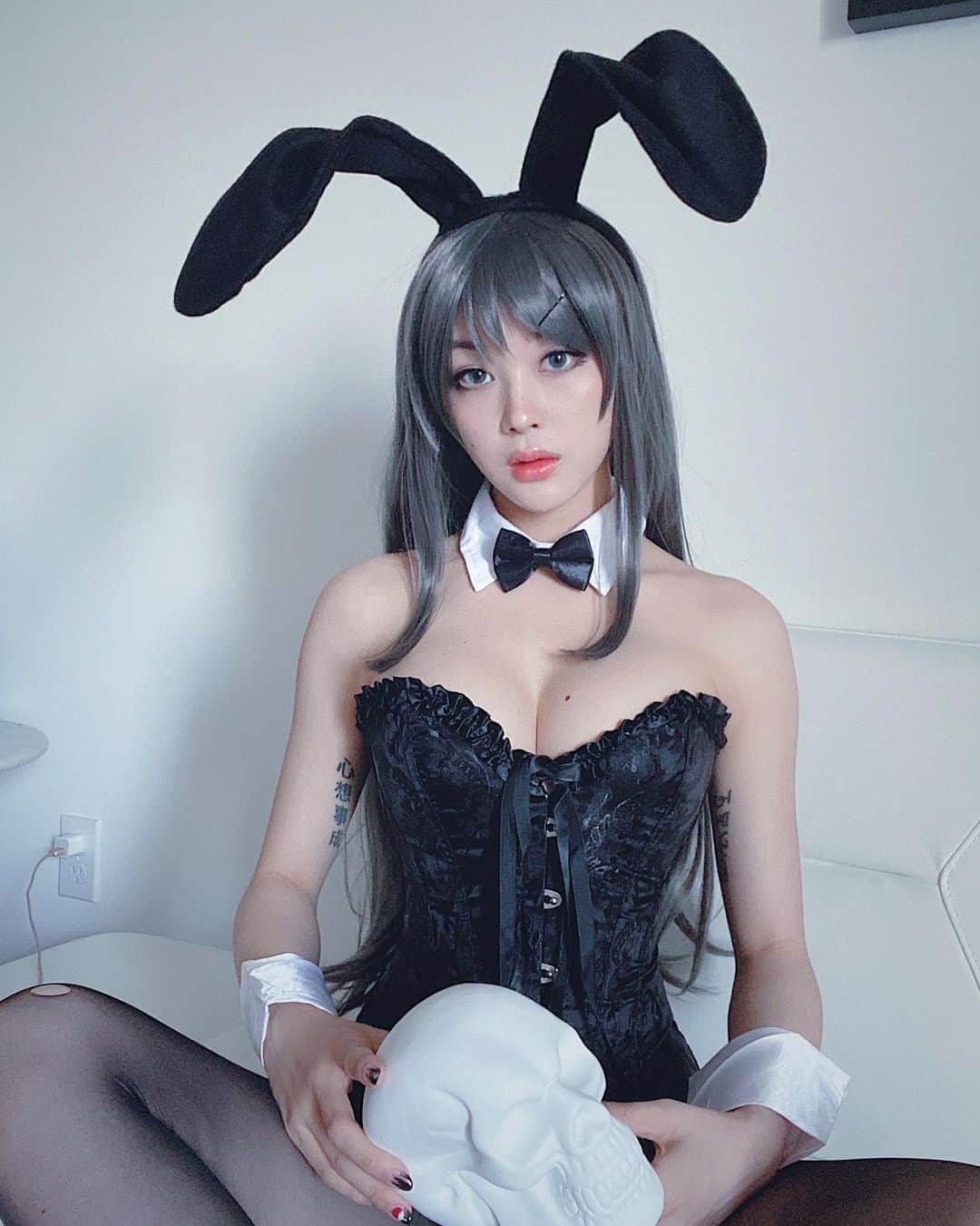 Emily Meiさんのインスタグラム写真 - (Emily MeiInstagram)「You see your senpai in the library in a bunny girl costume. What do you do???  • • • •  (Halloween version) #maisakurajima」10月6日 9時35分 - emily.ghoul