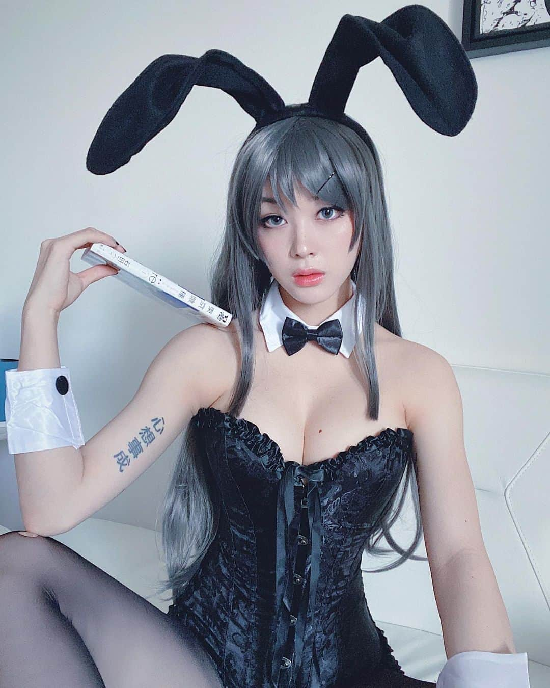 Emily Meiさんのインスタグラム写真 - (Emily MeiInstagram)「You see your senpai in the library in a bunny girl costume. What do you do???  • • • •  (Halloween version) #maisakurajima」10月6日 9時35分 - emily.ghoul