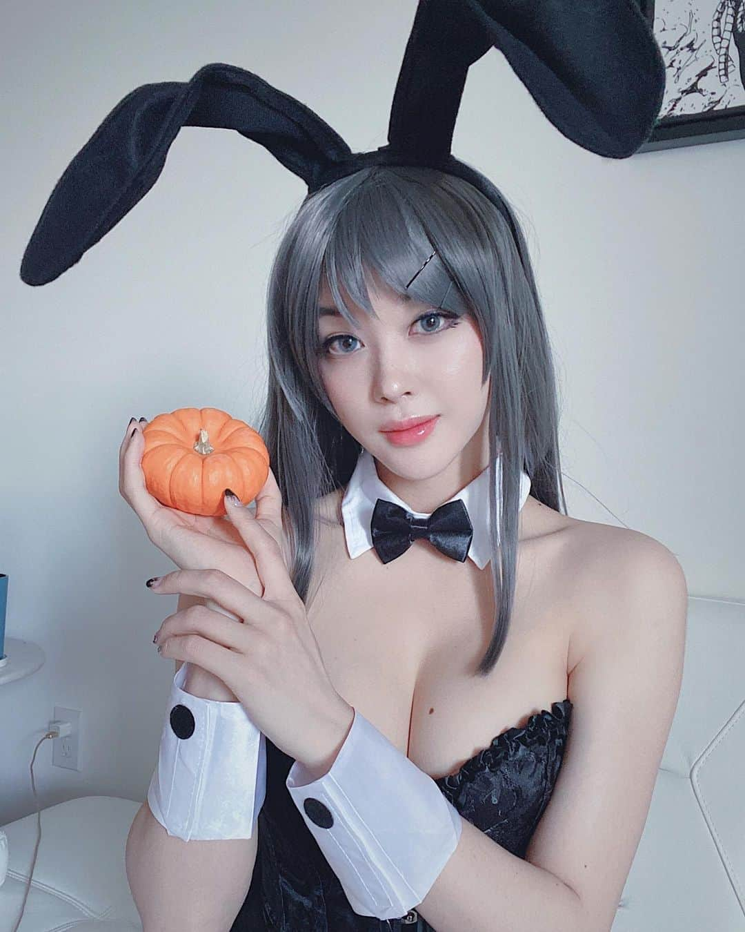 Emily Meiさんのインスタグラム写真 - (Emily MeiInstagram)「You see your senpai in the library in a bunny girl costume. What do you do???  • • • •  (Halloween version) #maisakurajima」10月6日 9時35分 - emily.ghoul