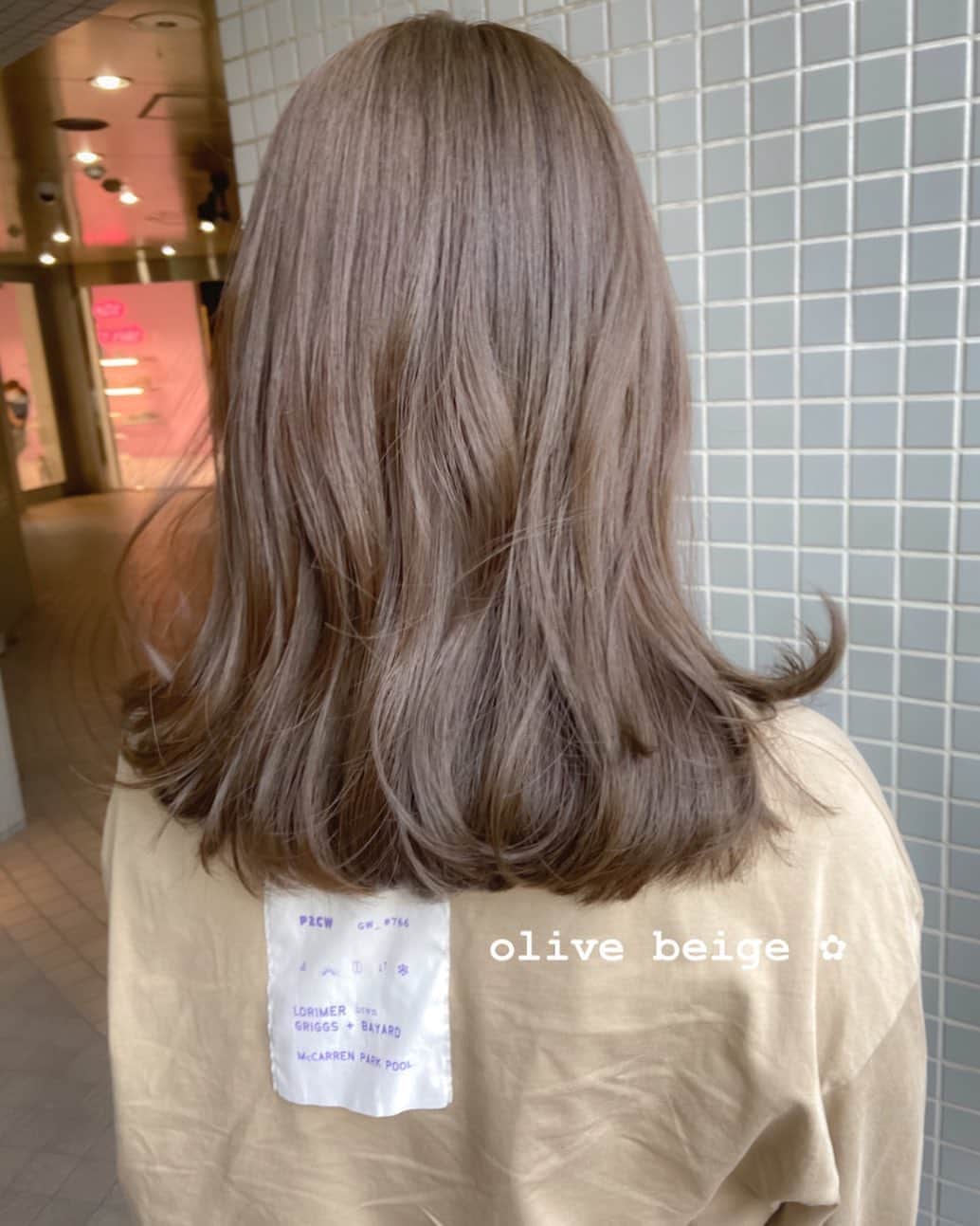 佃加菜のインスタグラム：「olive  beige ✿ 柔らかミディアム♡ . 赤みを消したオリーブは色素の薄い透明感が出ます♡ 赤みが出るのが嫌な方はおすすめです！ . 毛先を揃えてリラックスなゆるいウェーブに♡ .」