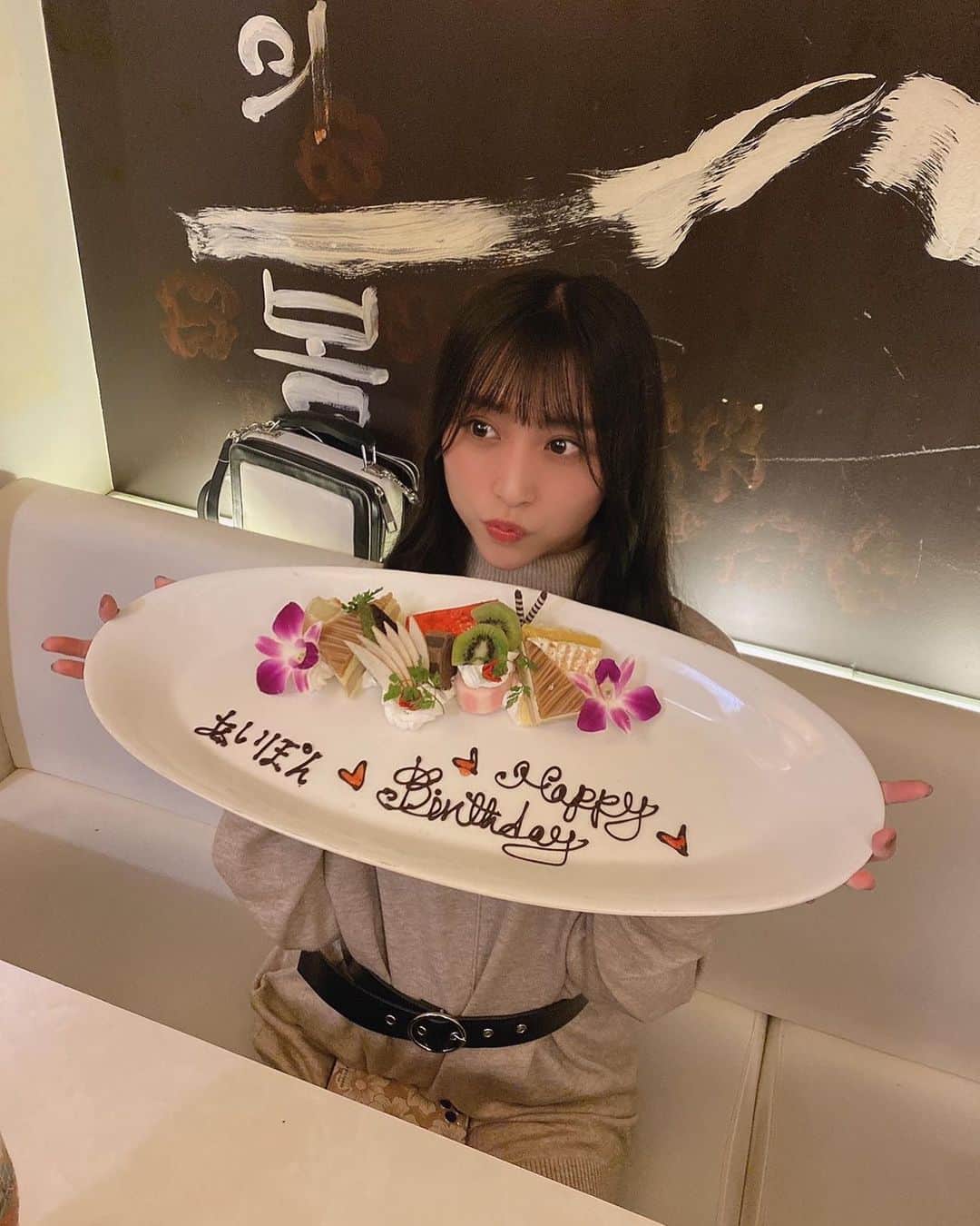 森詩織さんのインスタグラム写真 - (森詩織Instagram)「あいちゃんBIRTHDAY🎂💓﻿ ﻿ 途中参加になってしまったけどお祝いできてよかった💛﻿ 急遽でプレゼントなかったので近くの花屋さんで花束を💐﻿ あいちゃんおめでとう🎉﻿ ステキな一年にしてね〜💛らぶ﻿ ﻿ #あいぽん #PASSPO #PASSPO魂」10月6日 9時45分 - mori_shiori