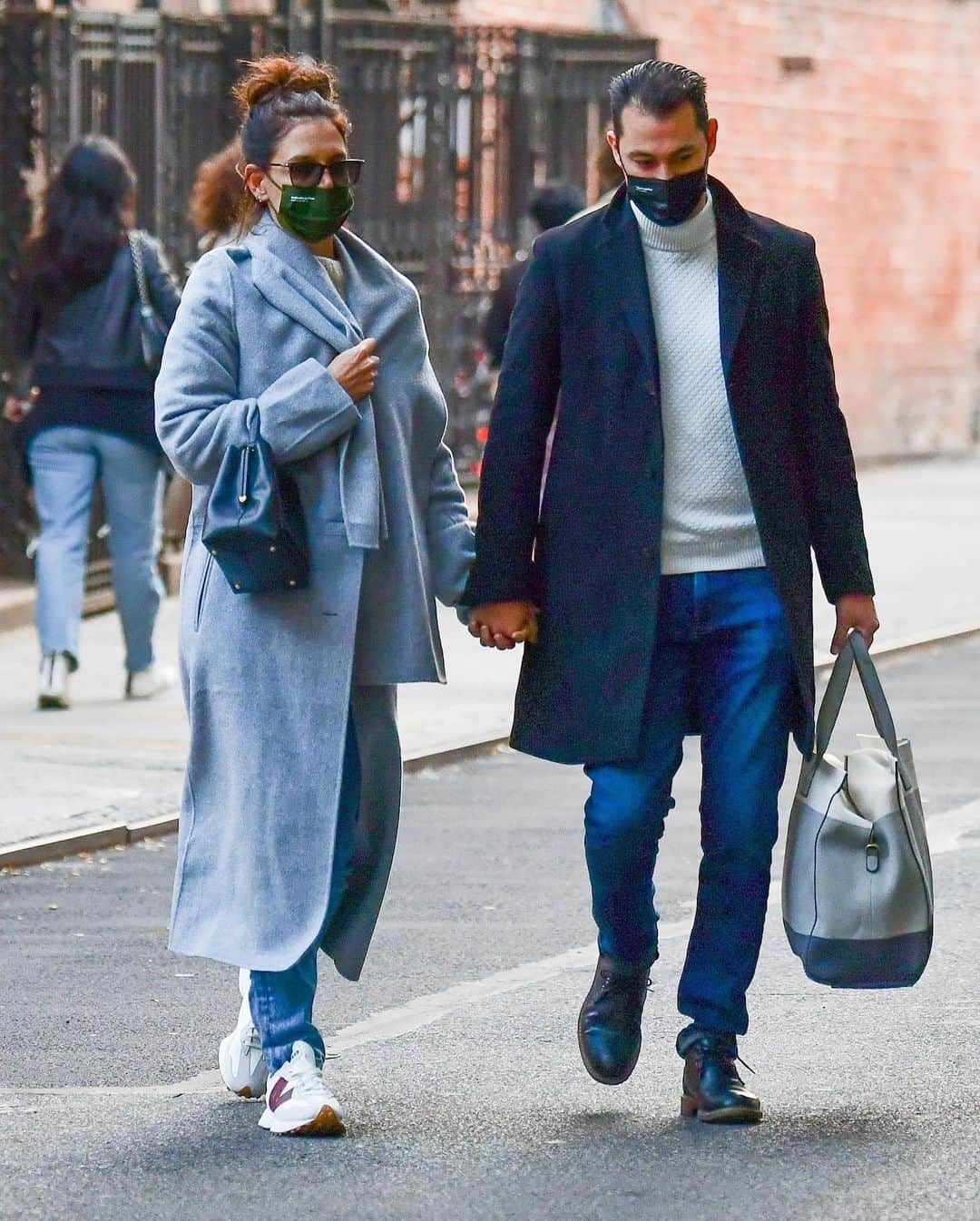 Just Jaredさんのインスタグラム写真 - (Just JaredInstagram)「@katieholmes212 and @emiliovitolo step out in matching face masks during a Monday afternoon date in New York City!  #KatieHolmes #EmilioVitoloJr Photos: Backgrid」10月6日 9時47分 - justjared