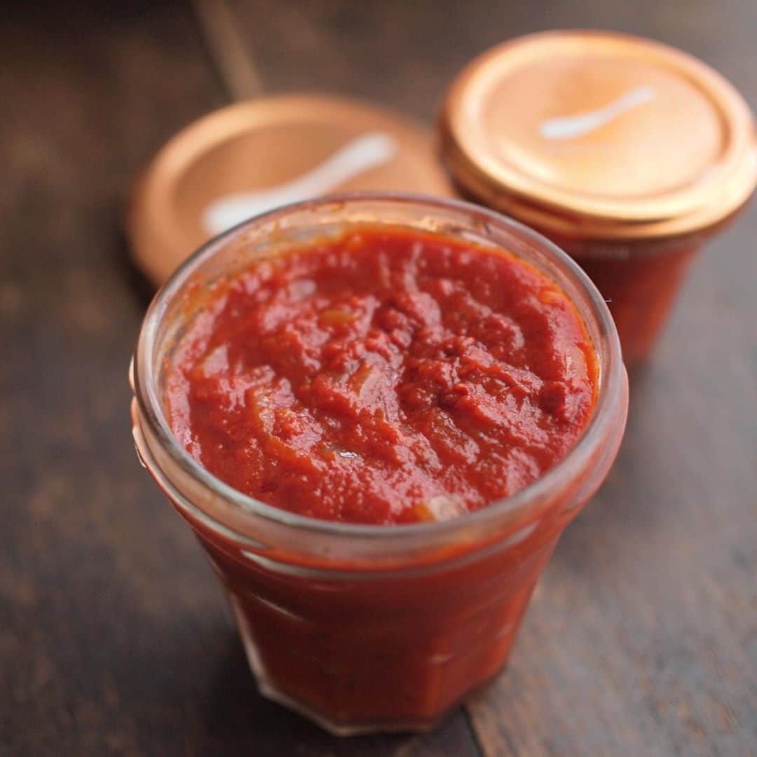のインスタグラム：「数日前ピザ用に作り残ったトマトソースは瓶に入れて保存🍅野菜スープに加えたり、パスタやリゾット、ピザトーストなどに…冷蔵庫にあると安心。  3〜5枚目は、 @fujimi_official #fujimi さんのフェイスマスク。簡単な肌診断後自分用に処方されたもの。2層になっていて使う前にパックを混ぜ合わせて使うタイプ。防腐剤・パラペン・アルコール・鉱物油フリー。こちらもこの2か月ほどは週末にパックを。パック後はしっとりもちもち肌に✨乾燥が気になってくる季節🍃本当に助かります。  https://pr.fujimi.me/fm102  ストーリーにもURL貼っておくのでのぞいてみてください。  #pr#パーソナライズサプリ#パーソナライズマスク#美容」