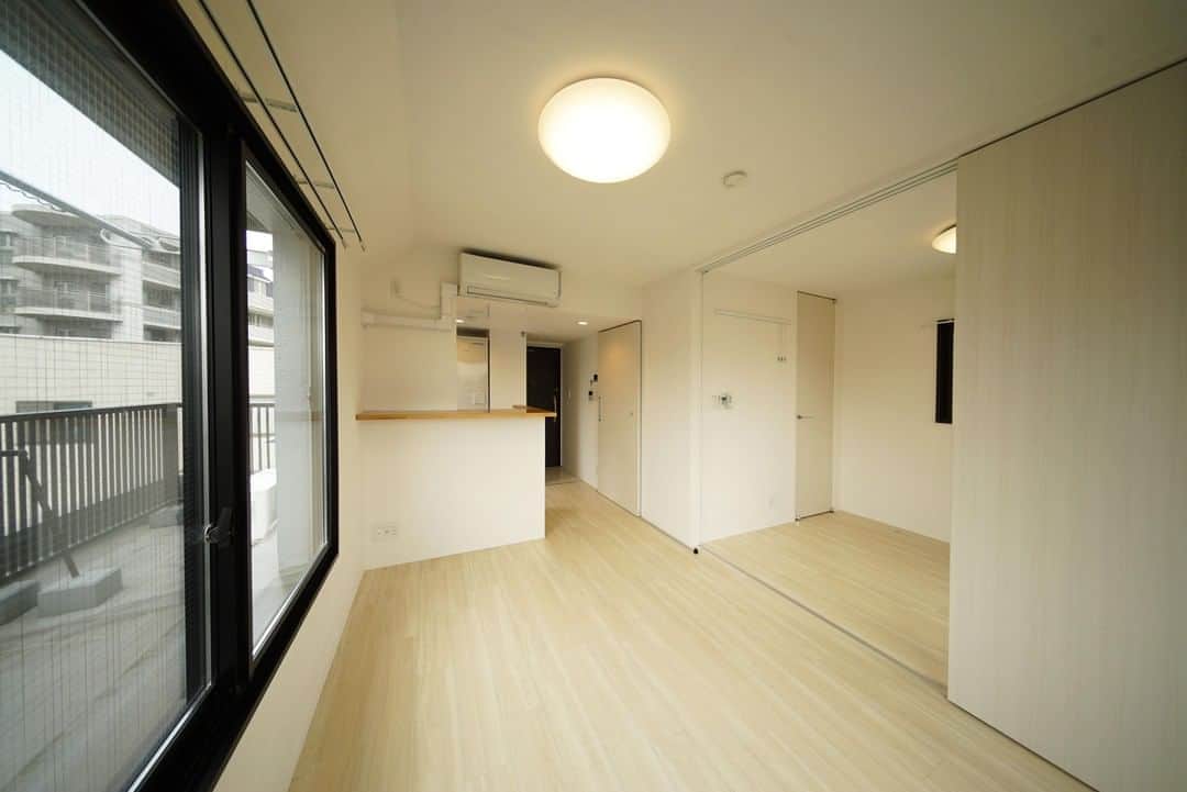 せたがやクラソンのインスタグラム：「『銭湯は日常か非日常か 502』﻿ ﻿ ・東急田園都市線用賀駅 徒歩12分 ・11.1万円・27.43㎡・1LDK ___________________________________________________________________﻿  田園都市線 用賀駅から歩いて12分、大井町線の上野毛駅からは11分。 ちょっと歩くけど駅近が優先事項じゃない方にオススメのお部屋です。 ちなみに二子玉川までも20分で歩いていけるのでむしろ歩くのすきでぶらぶら多摩川散歩したりする方にはとてもよいです。 今回は用賀駅から向かいました。  お部屋の外観じゃないですよ。向かう途中にある趣ある銭湯「藤の湯」さん。ここが最寄りの銭湯なのはかなりポイント高いです。カキツバタが描かれた有馬焼きのタイルに、檜風呂のある銭湯だそうです。気になる〜ちなみにカキツバタの花言葉は「幸運は必ず訪れる」。行きたい。  ▼この物件の詳細、﻿ そのほかのお部屋はプロフィールのリンクから﻿ @setagayakurasson﻿ ___________________________________________________________________﻿ ﻿ 「オンラインでお部屋探し」スタートしました！ ご相談お待ちしております。 ﻿ ﻿https://setagayakurasson.com/online _____________________________________________________________________﻿ ﻿ #せたがやクラソン #せたがやンソン #賃貸 #お部屋探し #オンラインお部屋探し #引っ越し #内見 #部屋 #ワンルーム #ひとり暮らし #ふたり暮らし #好きな街 #暮らしを楽しむ #キッチン #家具 #世田谷 #賃貸インテリア #リノベーション  #コンシェルジュ #世田谷のお部屋探し  #田園都市線 #用賀 #銭湯  #暮らしを楽しむ #上野毛 #藤の湯 #カキツバタ #カレー #家具 #築浅」