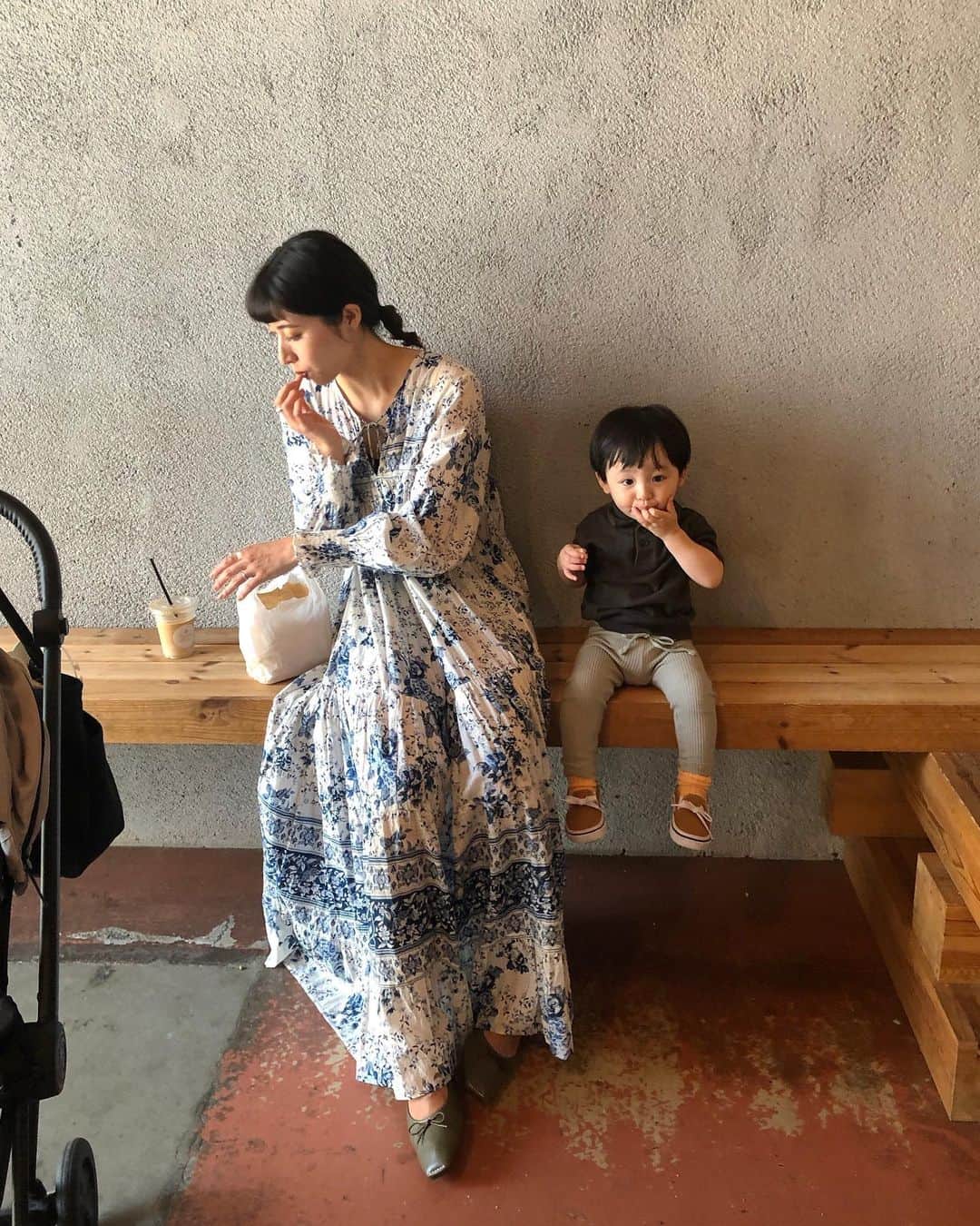 山﨑さおりさんのインスタグラム写真 - (山﨑さおりInstagram)「. モグモグ🍩 週末は公園三昧⛲️ こちらカフェでひと休憩☕️ みんなで手繋いで歩くのも、追いかけるまわるのも 2人の背中を見ながらかずくんと並んで歩くのも、、 愛しくて幸せな時間だな〜としみじみ🕐 . . #muuootd #takamuracoffeeroasters」10月6日 9時54分 - saori_emunjewelry